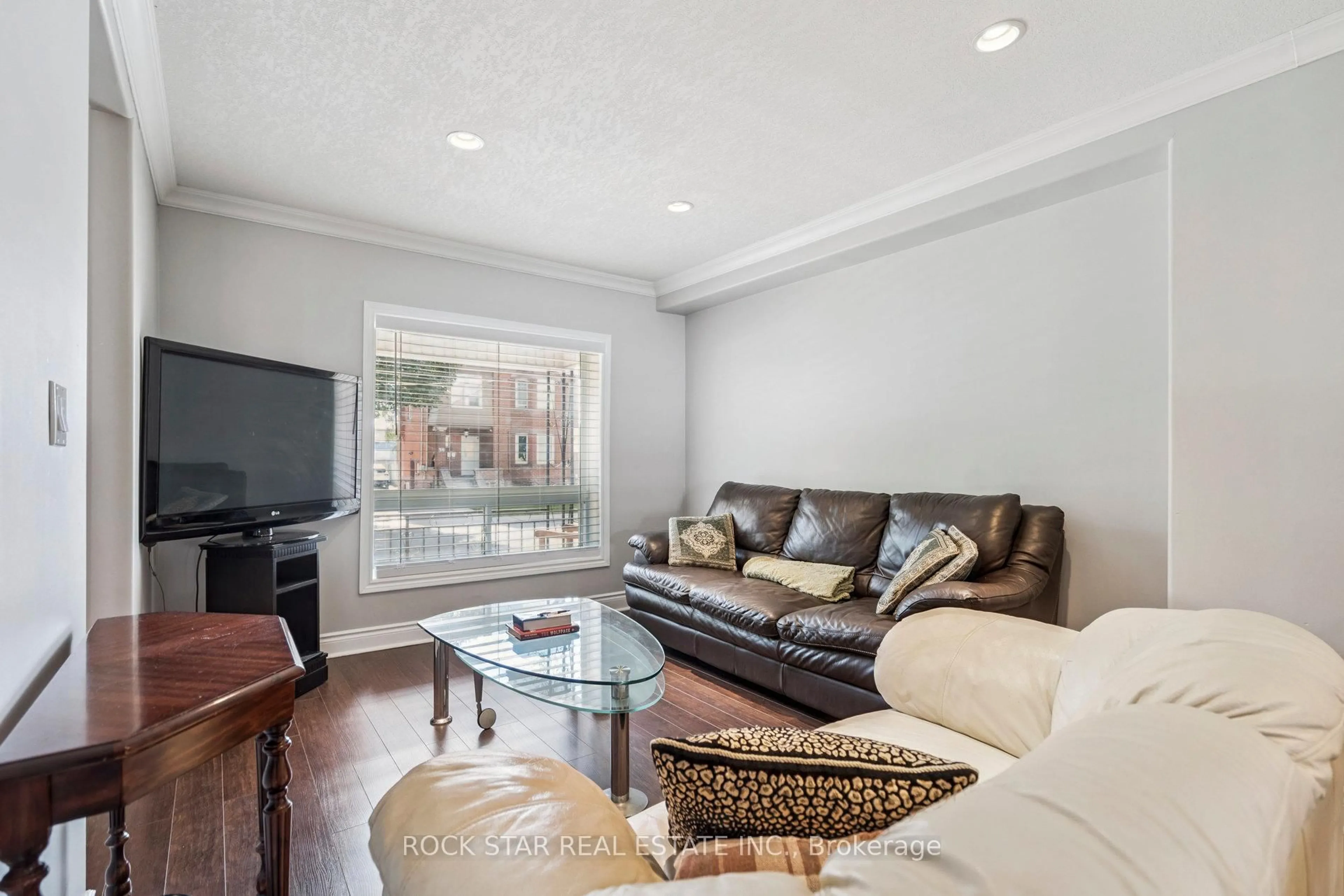 Living room with furniture, unknown for 34 Cliff Ave, Hamilton Ontario L8V 2R9