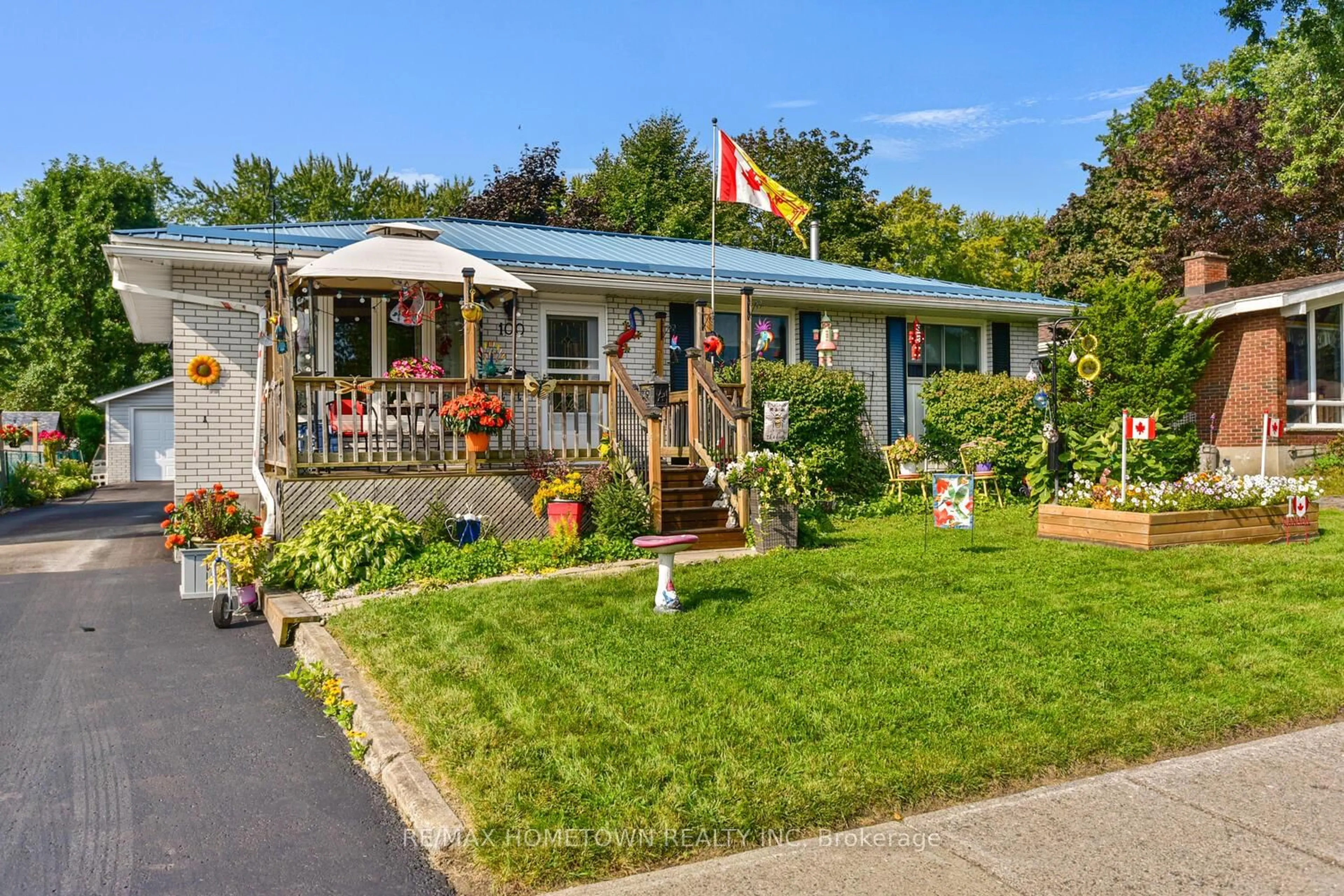 Home with vinyl exterior material, street for 100 Windsor Dr, Brockville Ontario K6V 3H6