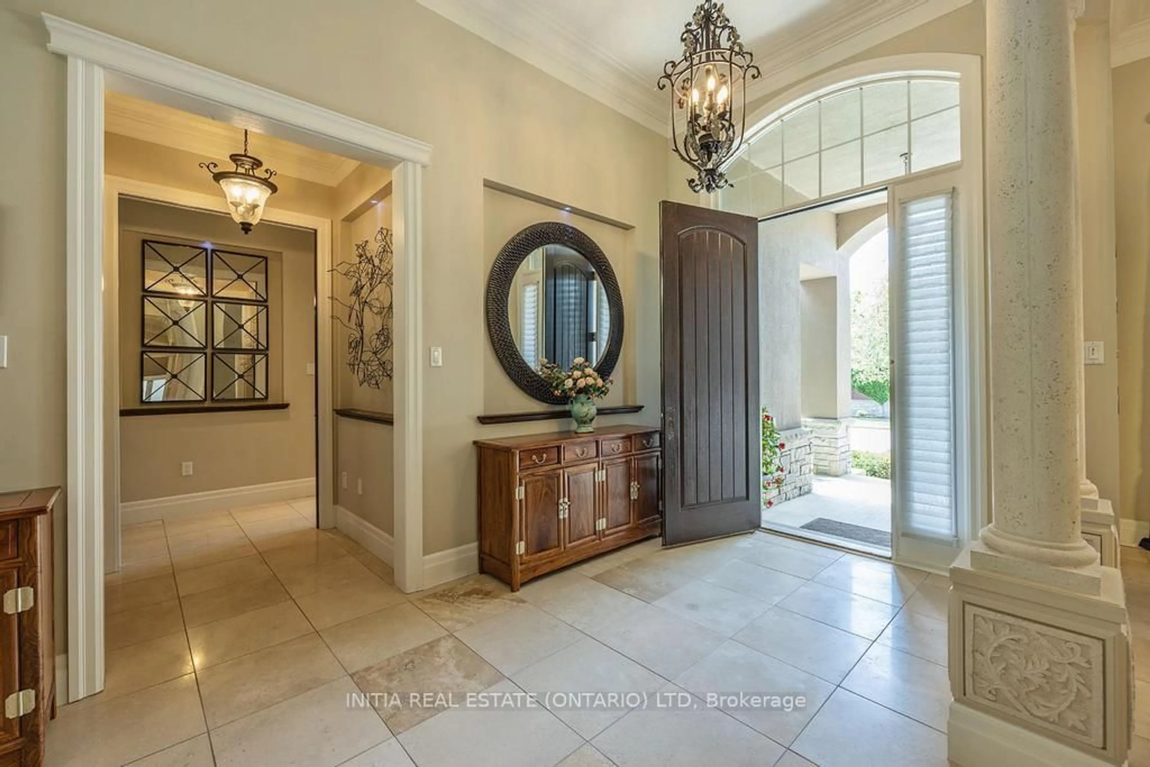 Indoor entryway for 1339 Shore Rd, London South Ontario N6K 4Z8