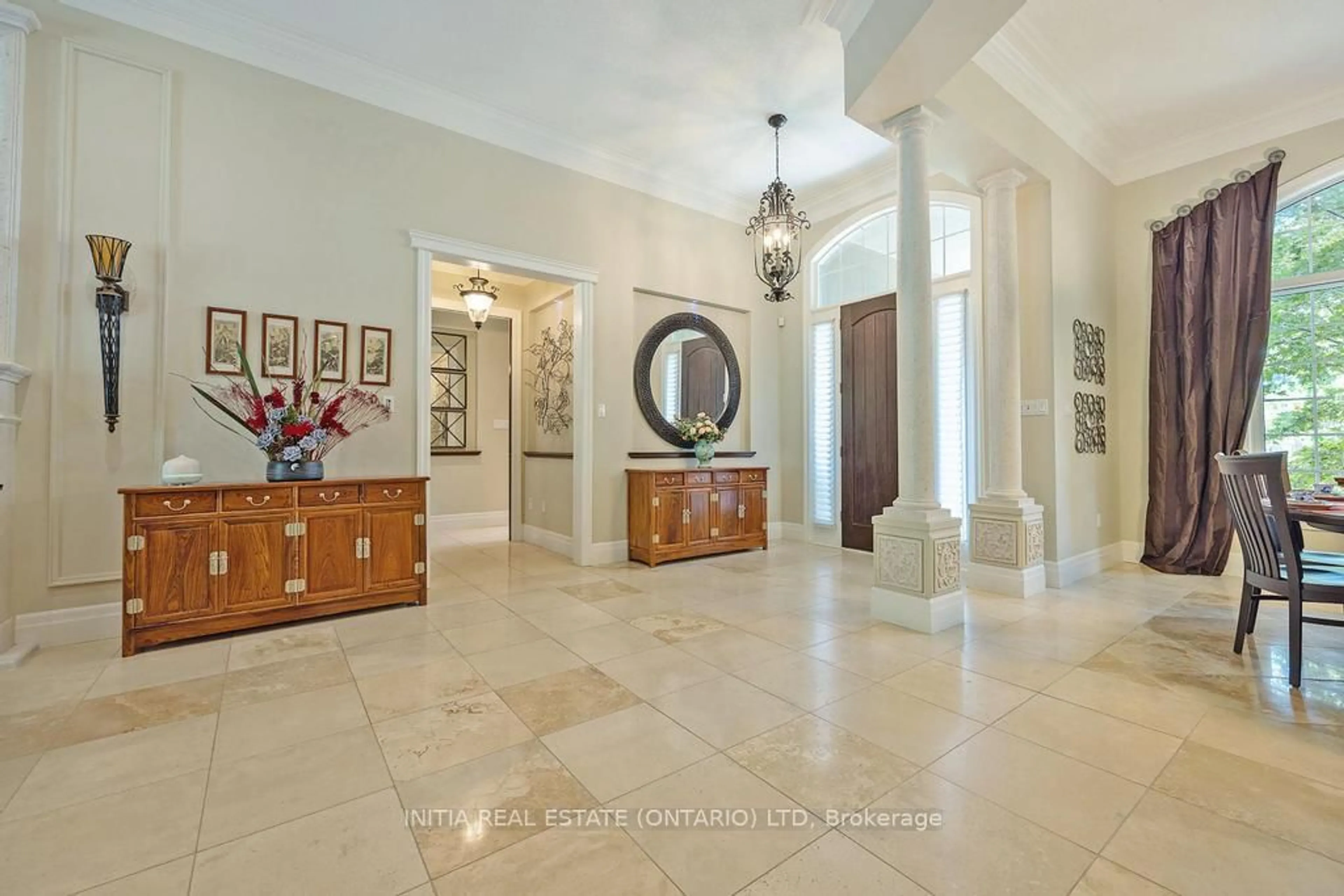 Indoor foyer for 1339 Shore Rd, London South Ontario N6K 4Z8