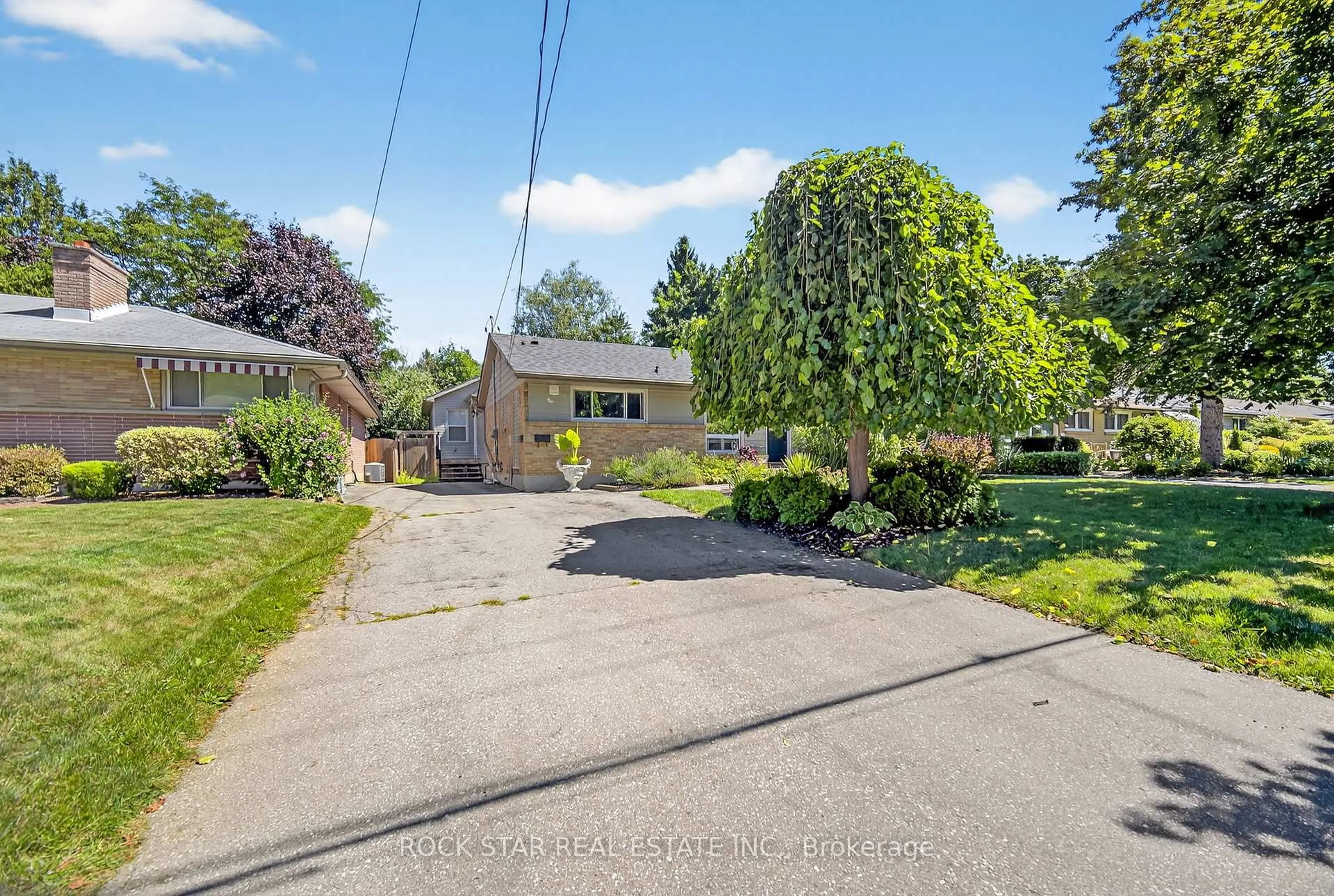 A pic from outside/outdoor area/front of a property/back of a property/a pic from drone, street for 364 BEACHWOOD Ave, London South Ontario N6J 3K1