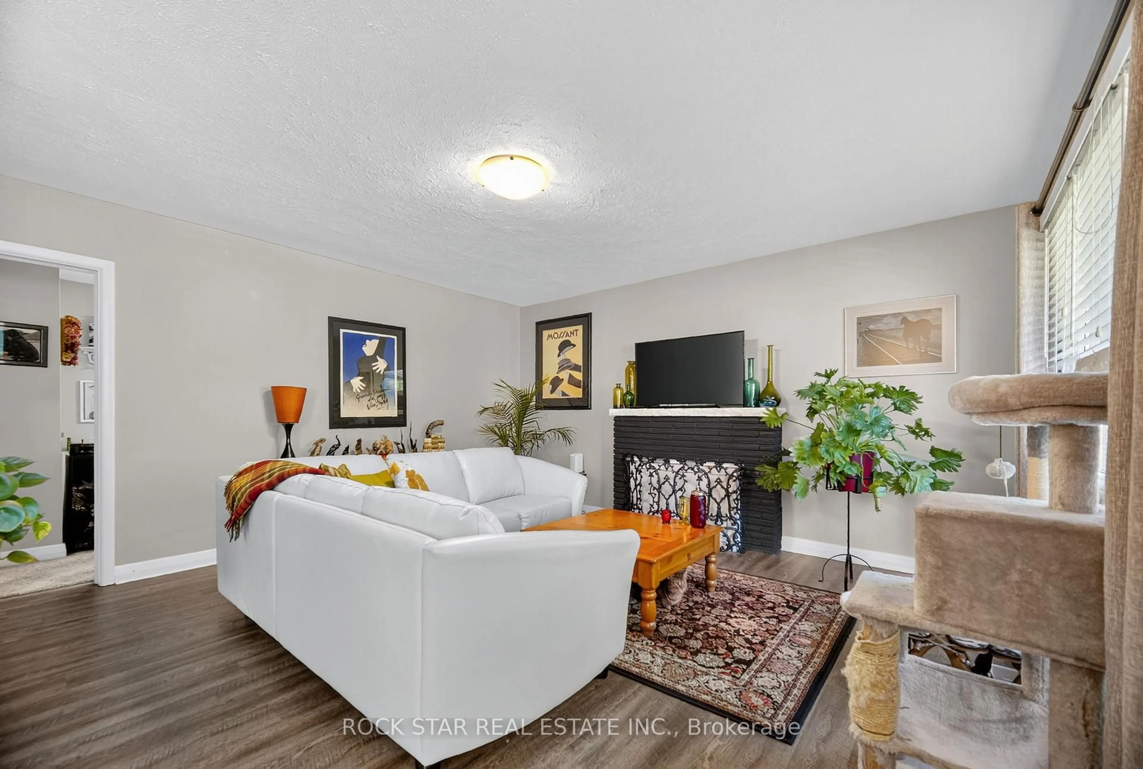 Living room with furniture, unknown for 364 BEACHWOOD Ave, London South Ontario N6J 3K1