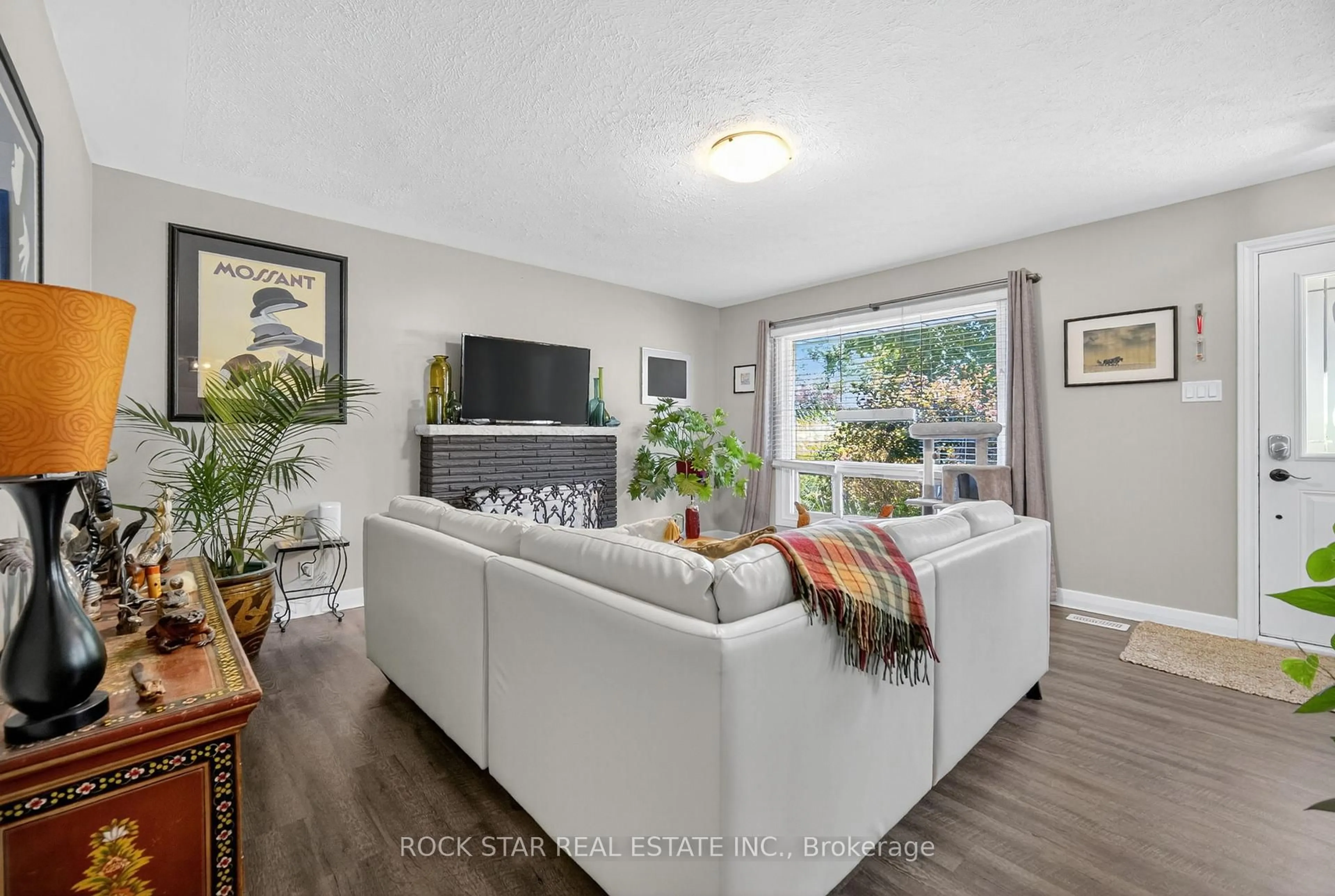 Living room with furniture, unknown for 364 BEACHWOOD Ave, London South Ontario N6J 3K1