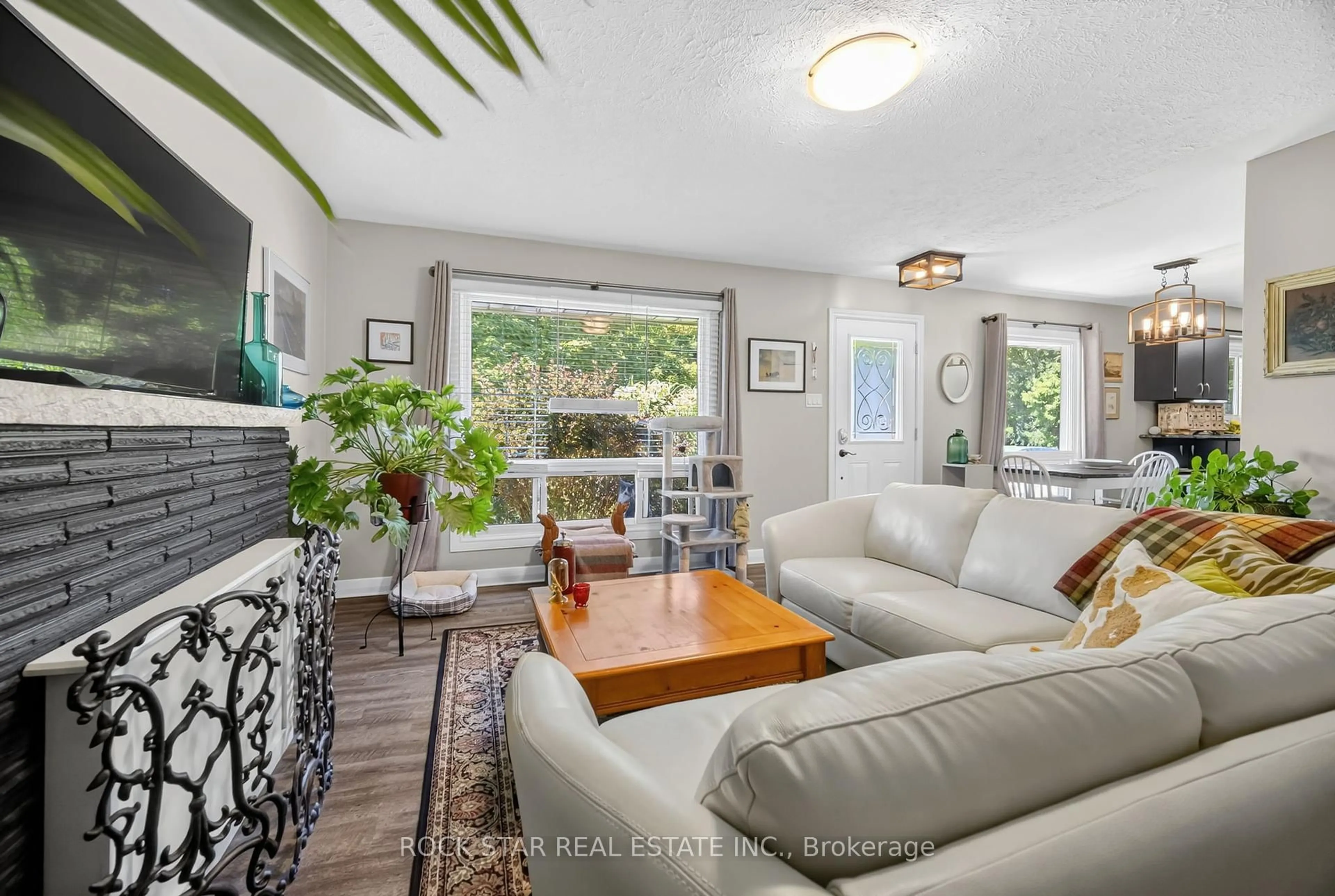 Living room with furniture, unknown for 364 BEACHWOOD Ave, London South Ontario N6J 3K1