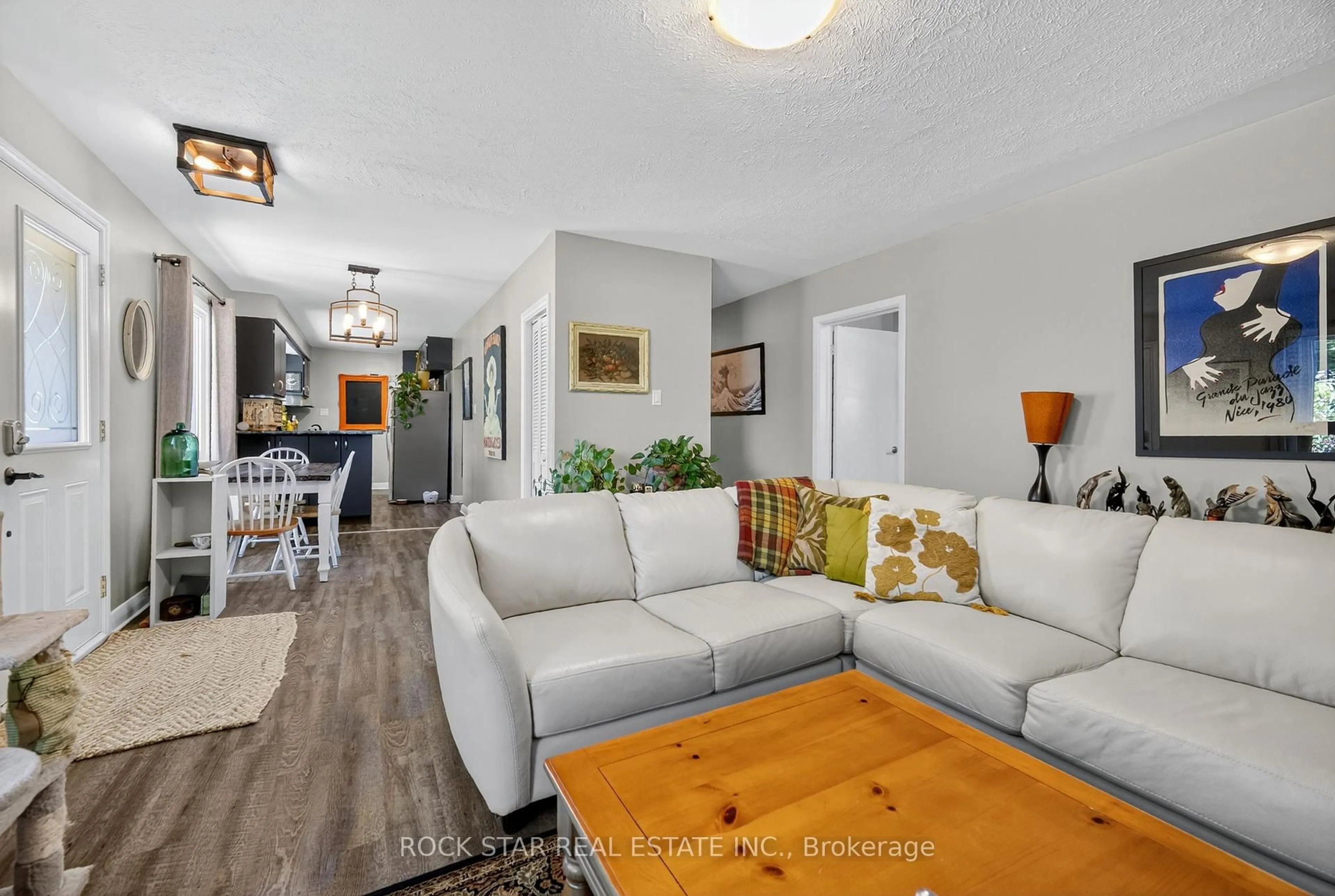 Living room with furniture, wood/laminate floor for 364 BEACHWOOD Ave, London South Ontario N6J 3K1