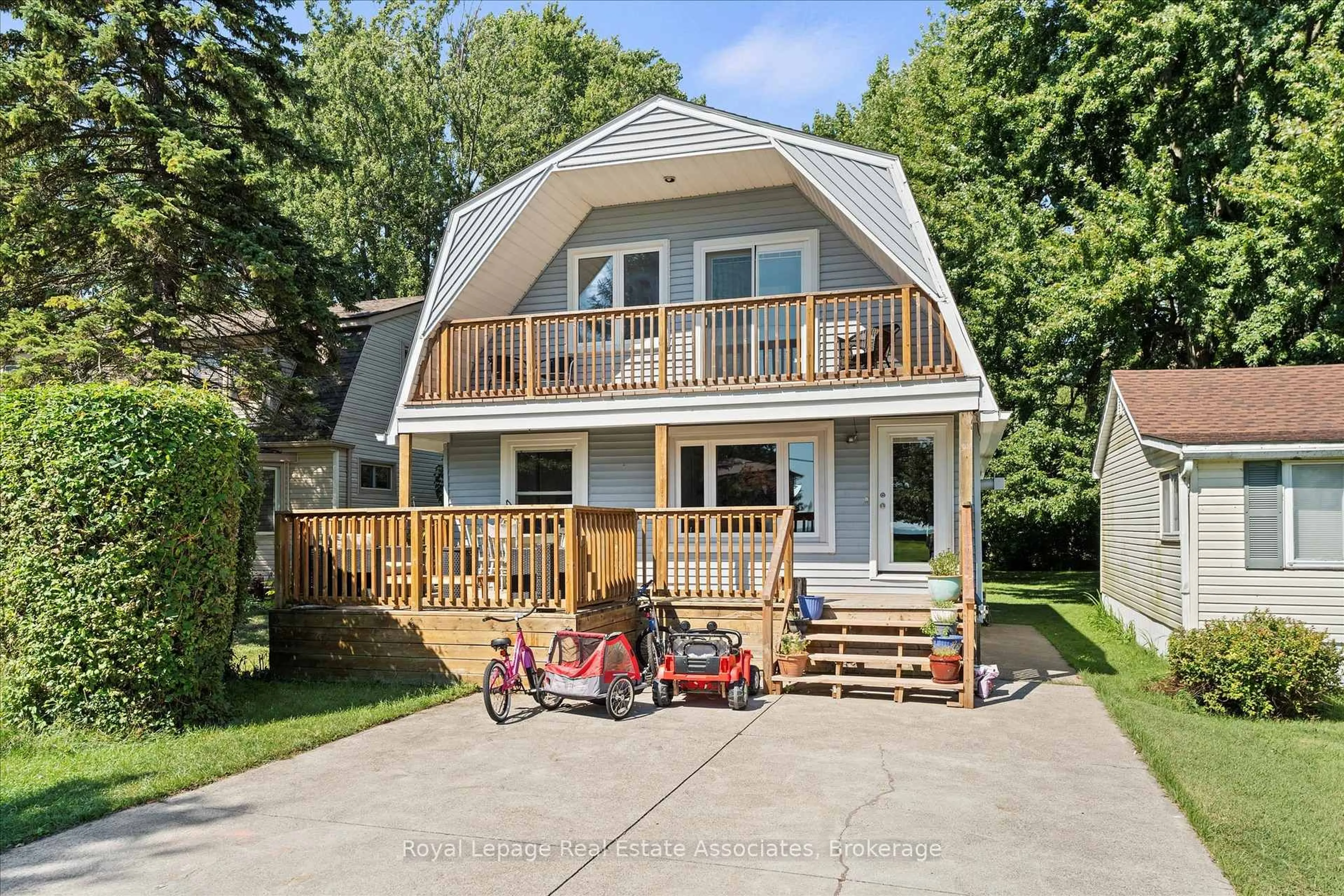 Patio, street for 374 Lakewood Dr, Amherstburg Ontario N9V 2Y8