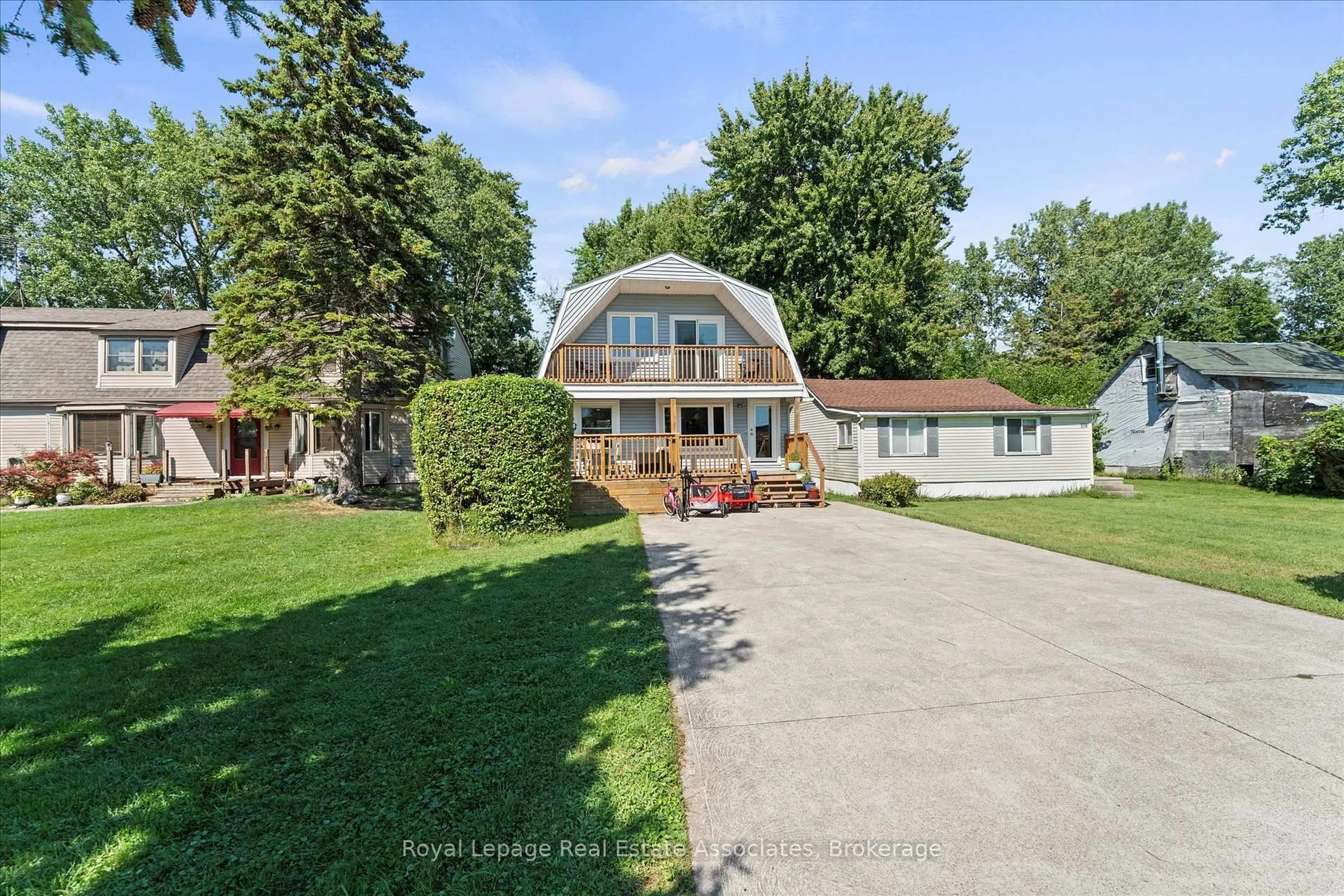 A pic from outside/outdoor area/front of a property/back of a property/a pic from drone, unknown for 374 Lakewood Dr, Amherstburg Ontario N9V 2Y8