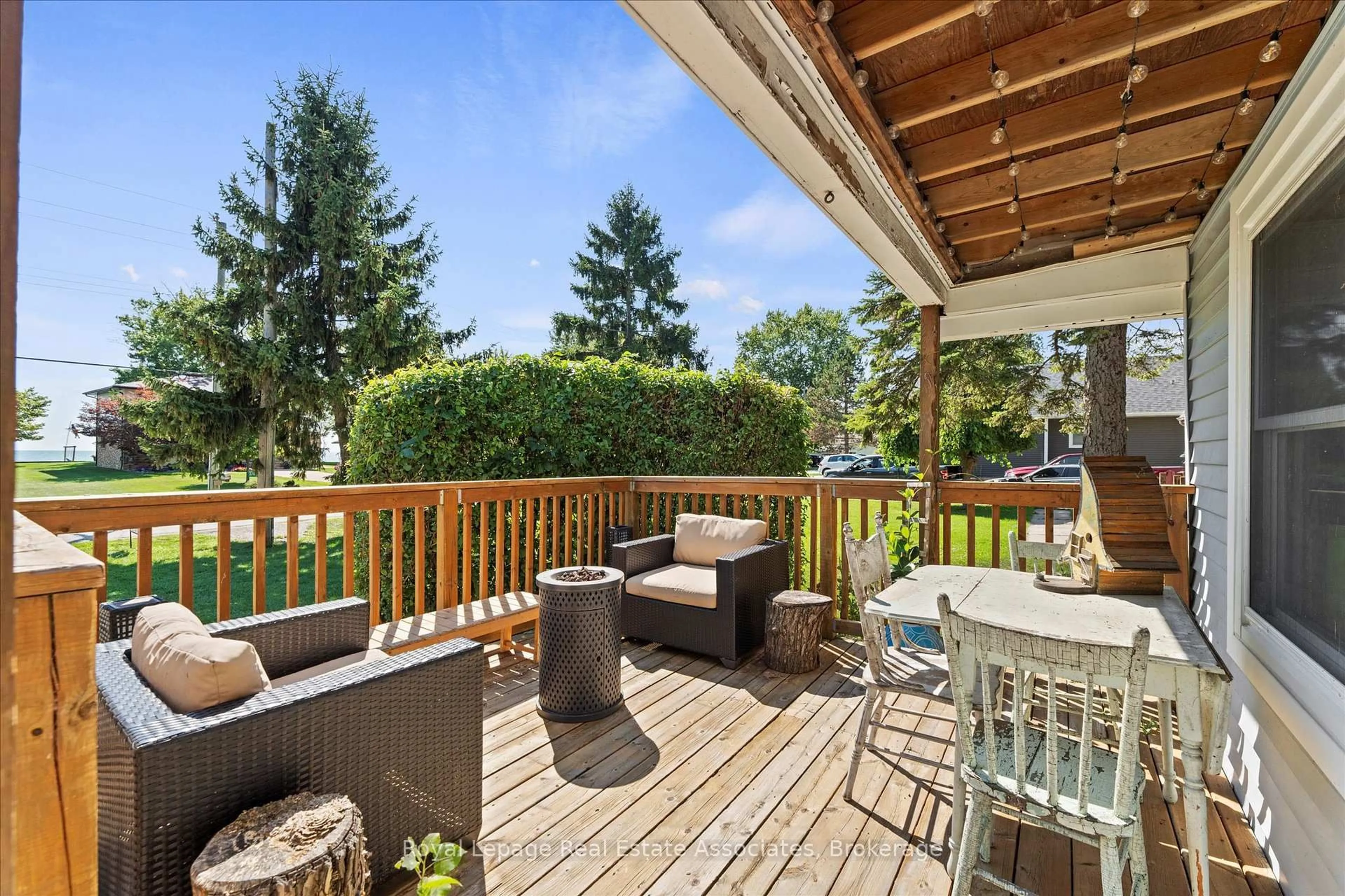 Patio, water/lake/river/ocean view for 374 Lakewood Dr, Amherstburg Ontario N9V 2Y8