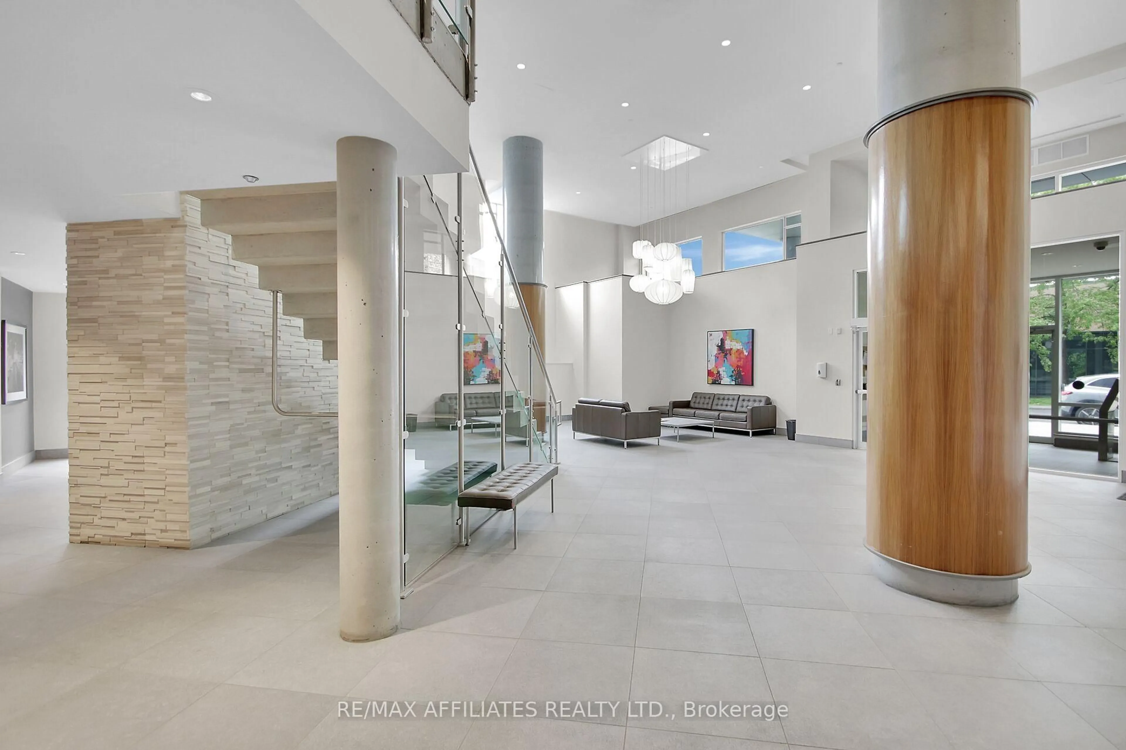 Indoor foyer for 7 Marquette Ave #310-B, Ottawa Ontario K1L 8A7
