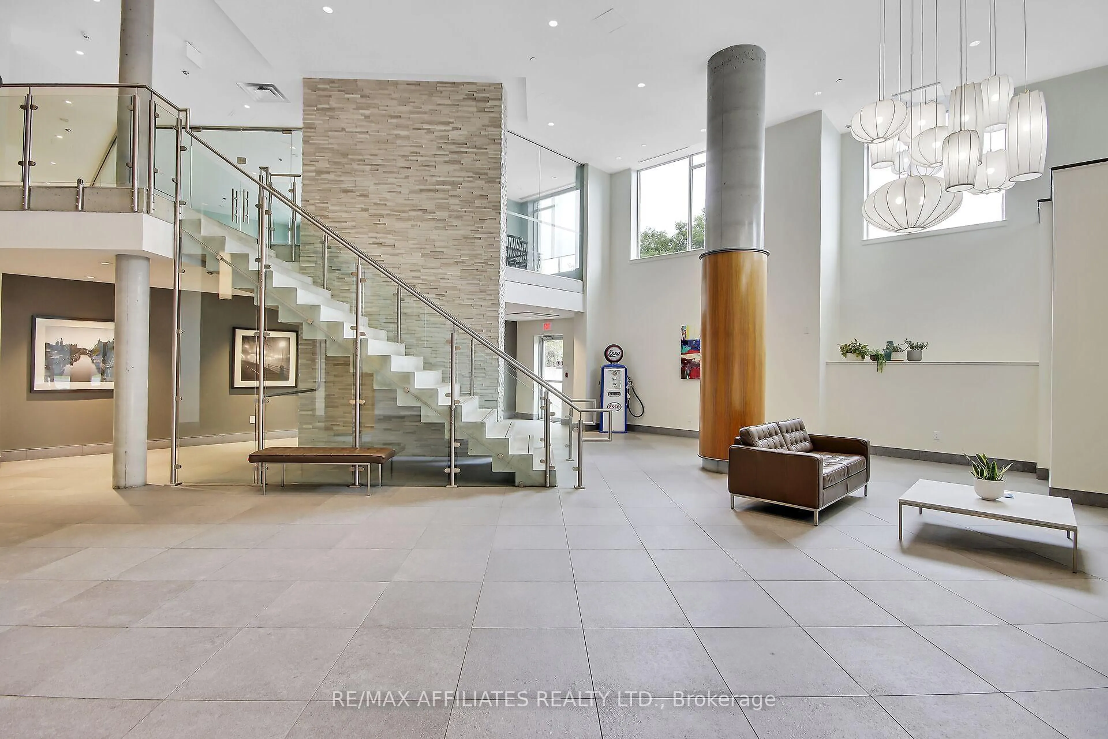 Indoor foyer for 7 Marquette Ave #310-B, Ottawa Ontario K1L 8A7