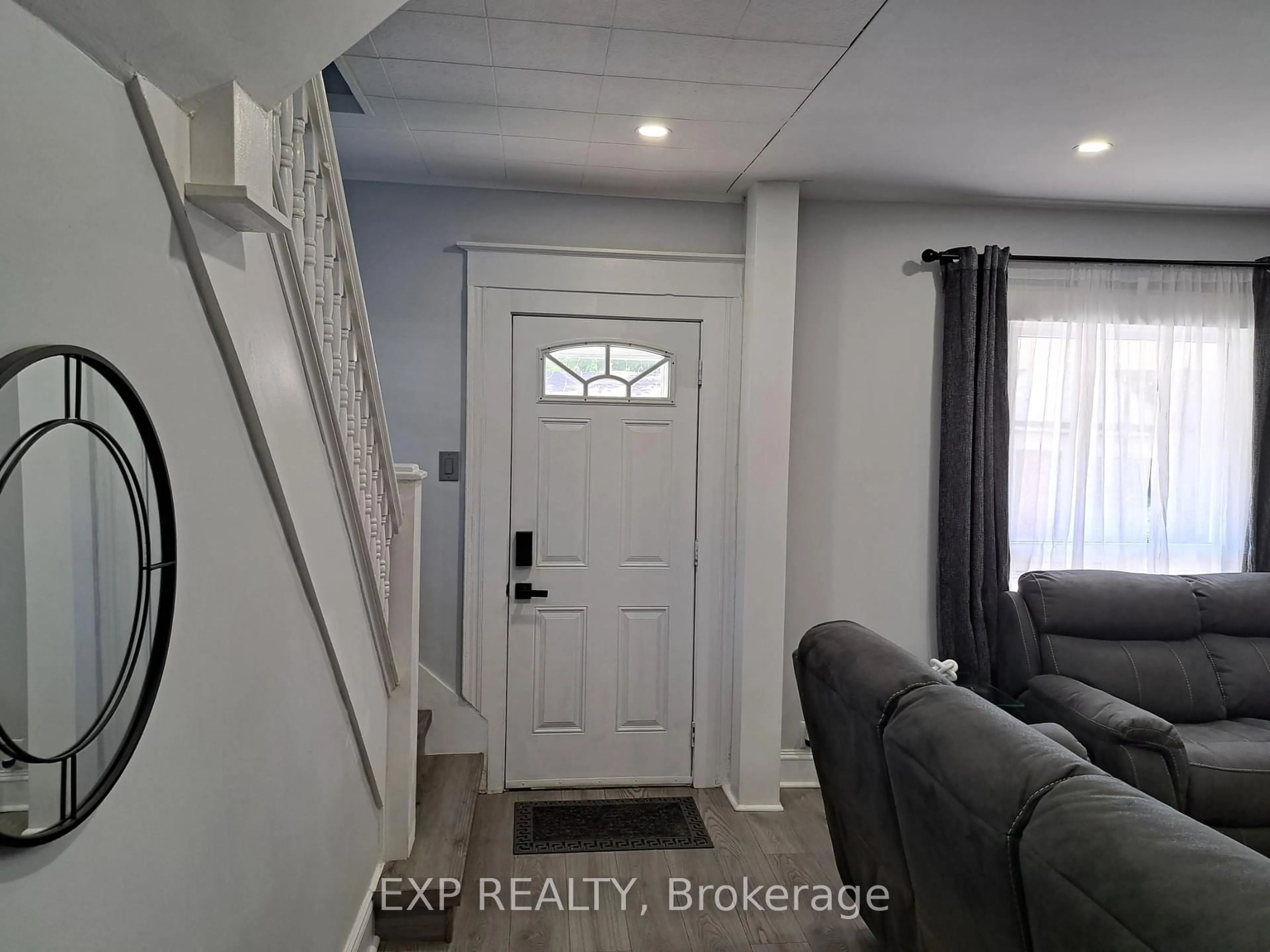 Indoor entryway for 41 Kent St, Welland Ontario L3B 3H2