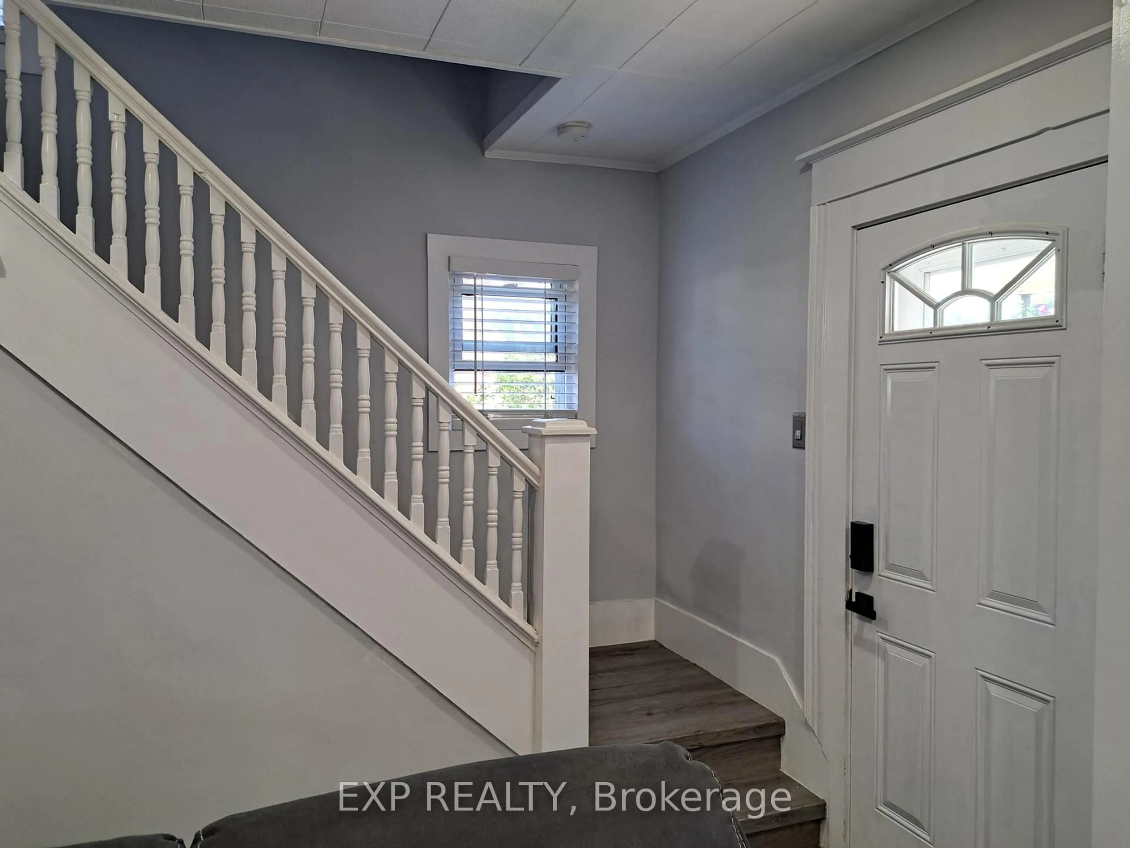 Indoor entryway for 41 Kent St, Welland Ontario L3B 3H2
