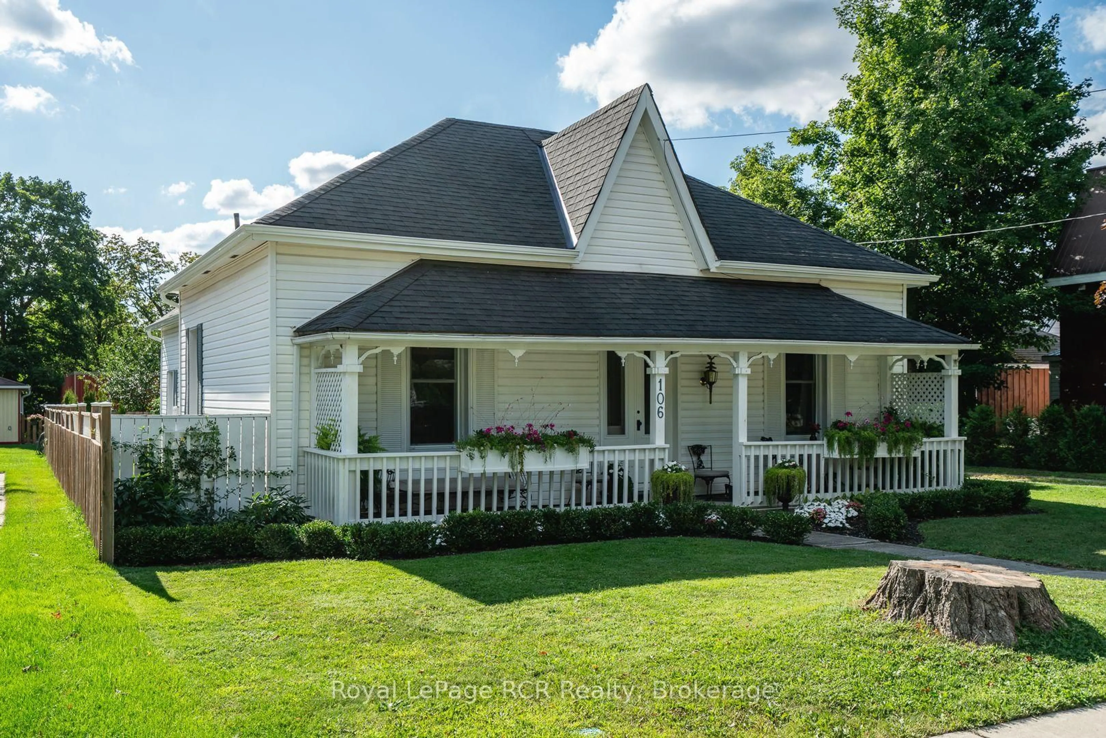 Home with vinyl exterior material, unknown for 106 Bruce St, West Grey Ontario N0G 1R0