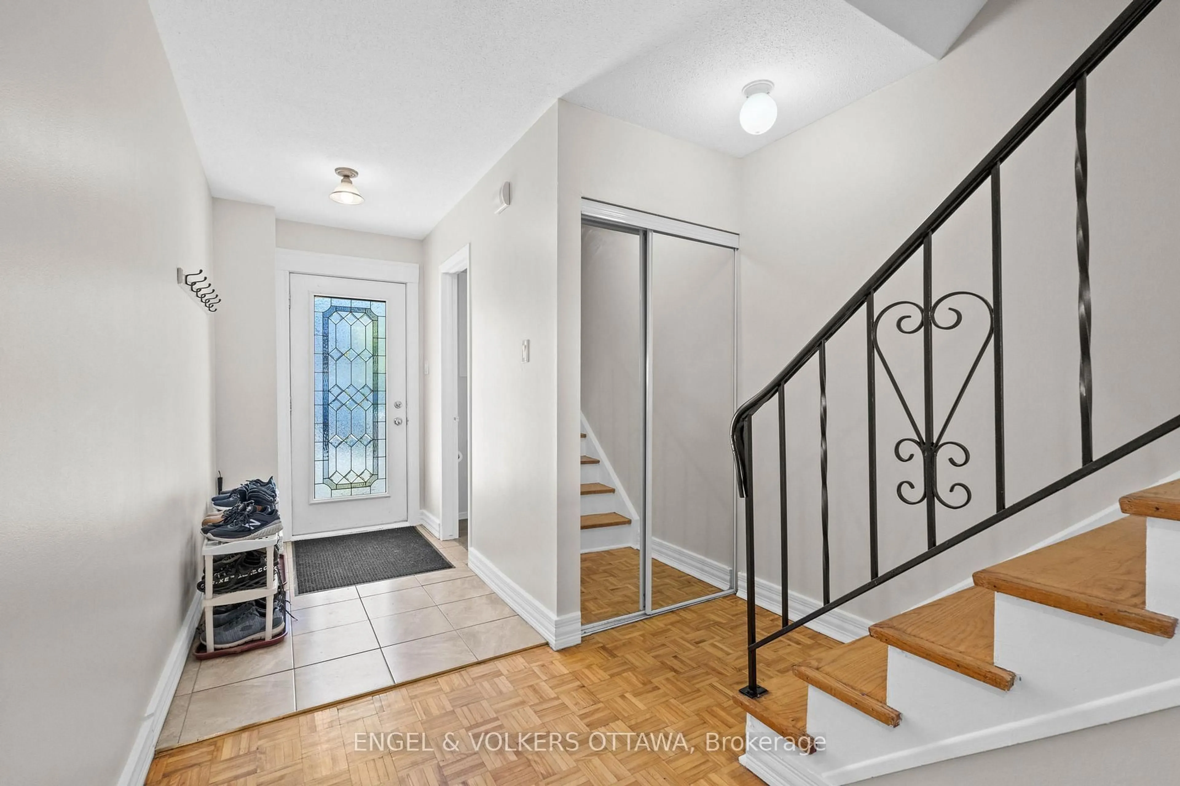 Indoor entryway for 189 Birch Hill Private, Ottawa Ontario K1K 3Y5
