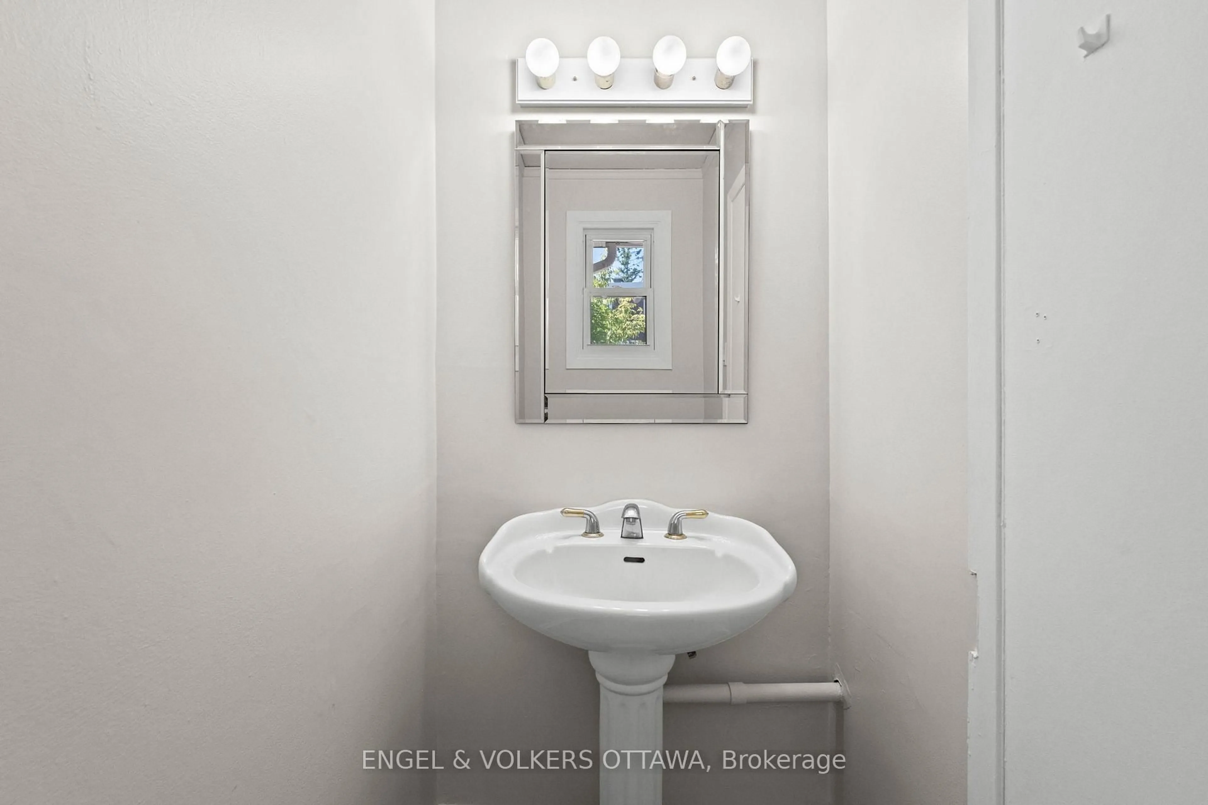 Standard bathroom, ceramic/tile floor for 189 Birch Hill Private, Ottawa Ontario K1K 3Y5
