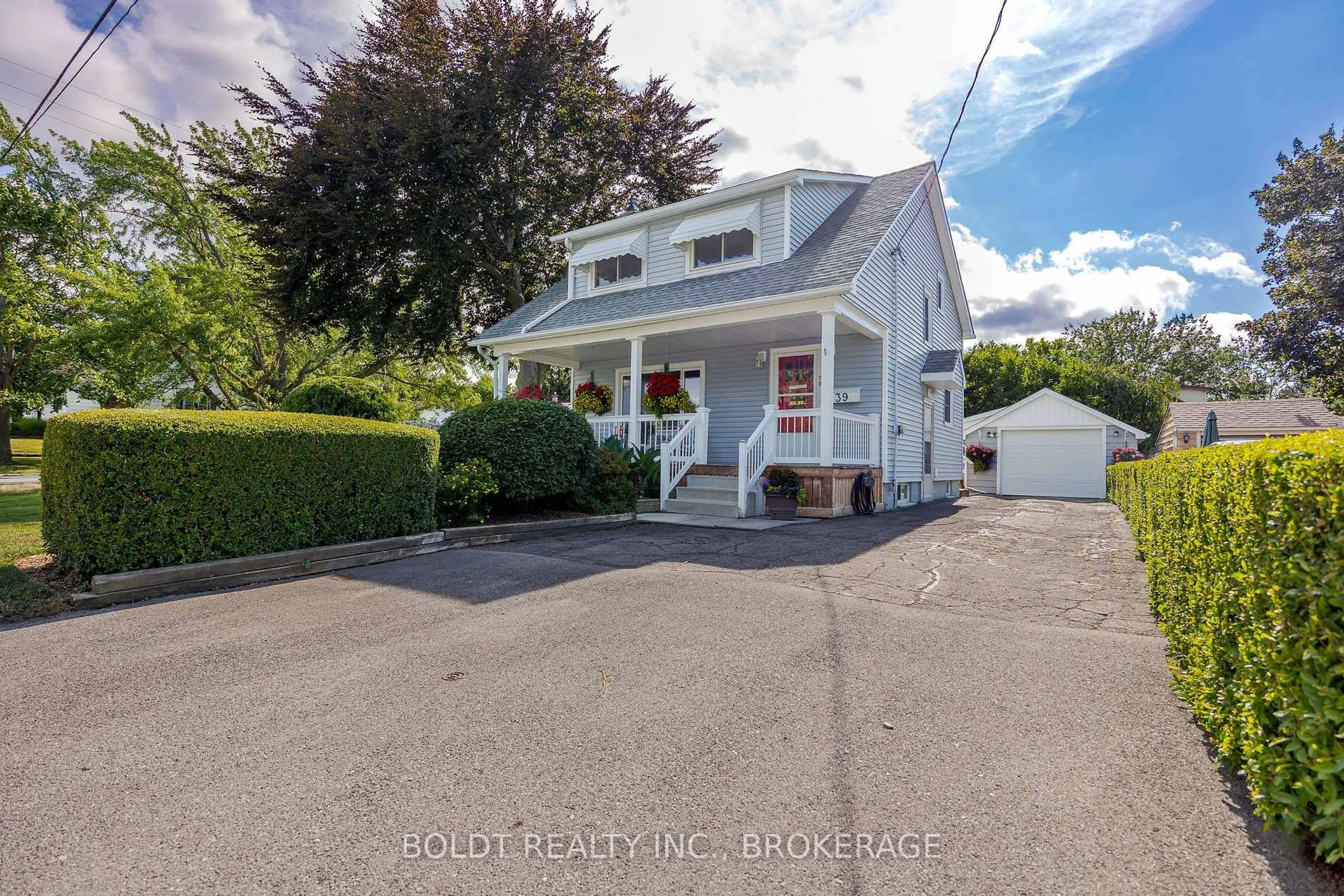 A pic from outside/outdoor area/front of a property/back of a property/a pic from drone, street for 39 Lorne St, St. Catharines Ontario L2P 3C5