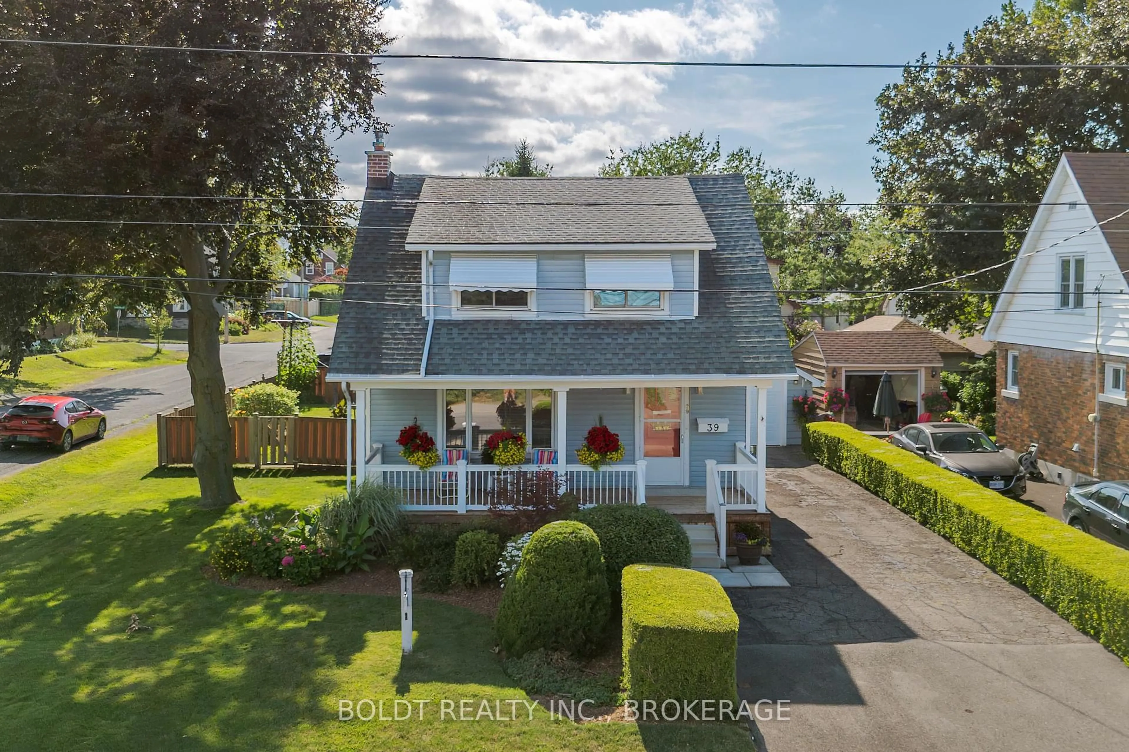 A pic from outside/outdoor area/front of a property/back of a property/a pic from drone, street for 39 Lorne St, St. Catharines Ontario L2P 3C5