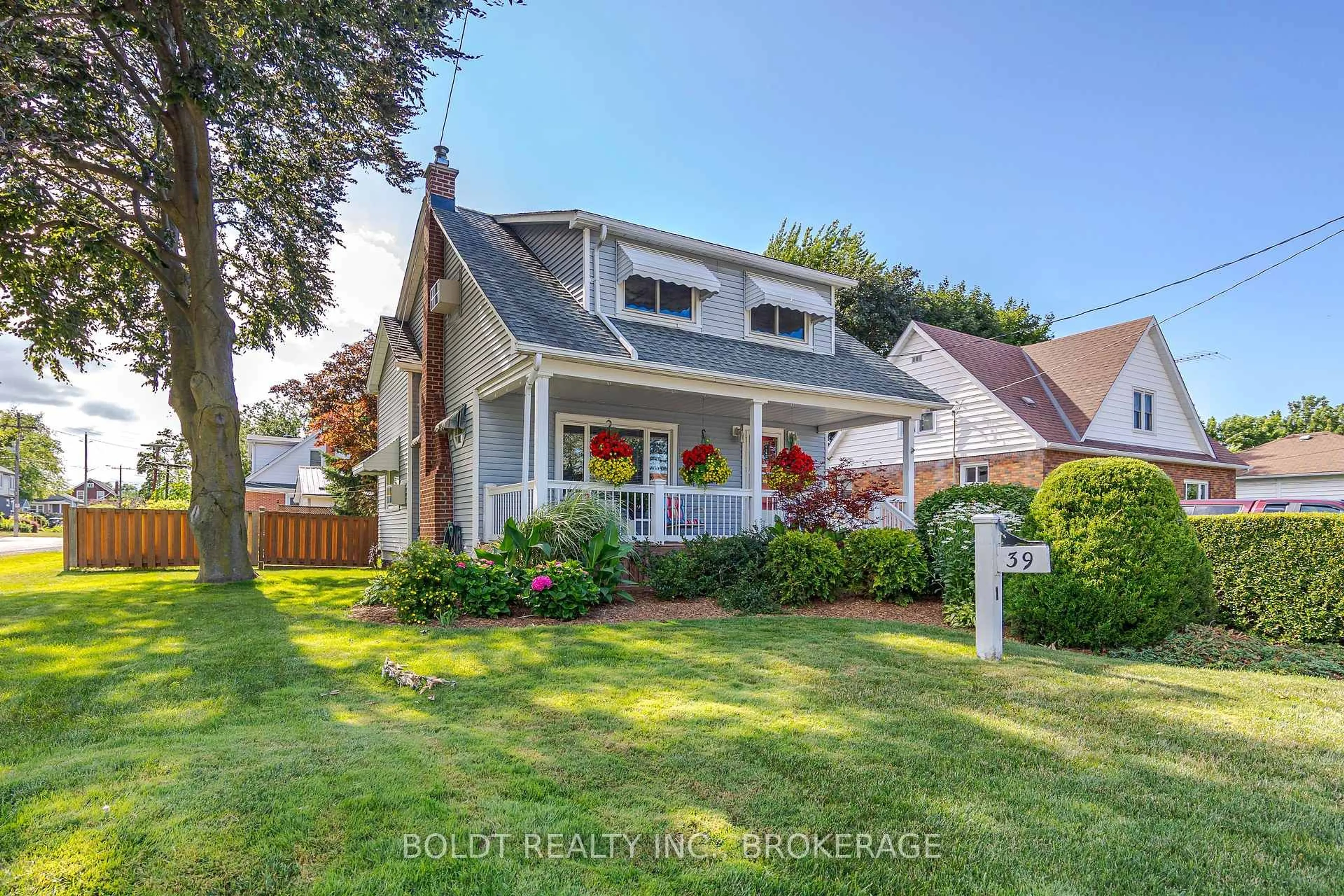 Home with vinyl exterior material, street for 39 Lorne St, St. Catharines Ontario L2P 3C5