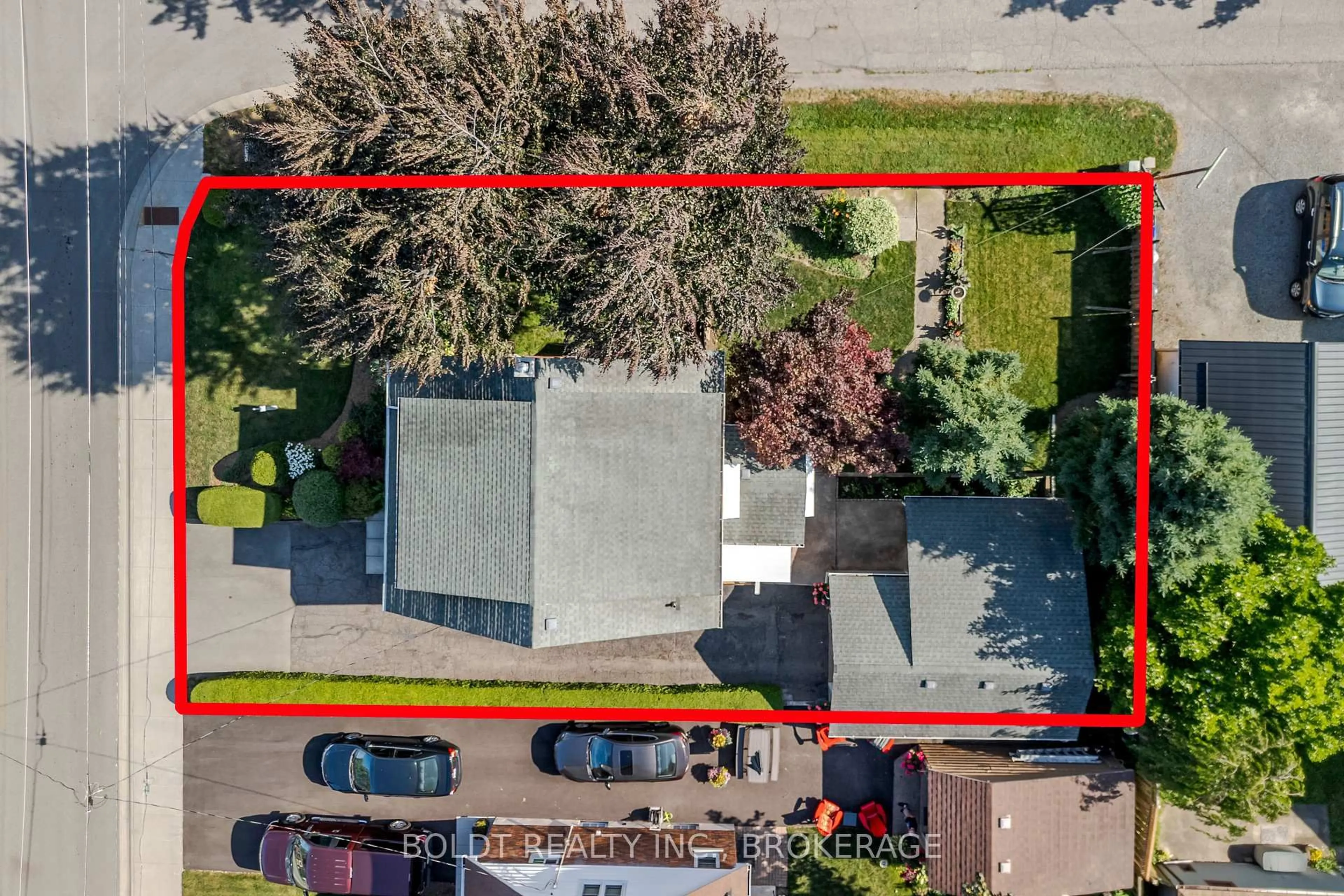 A pic from outside/outdoor area/front of a property/back of a property/a pic from drone, street for 39 Lorne St, St. Catharines Ontario L2P 3C5