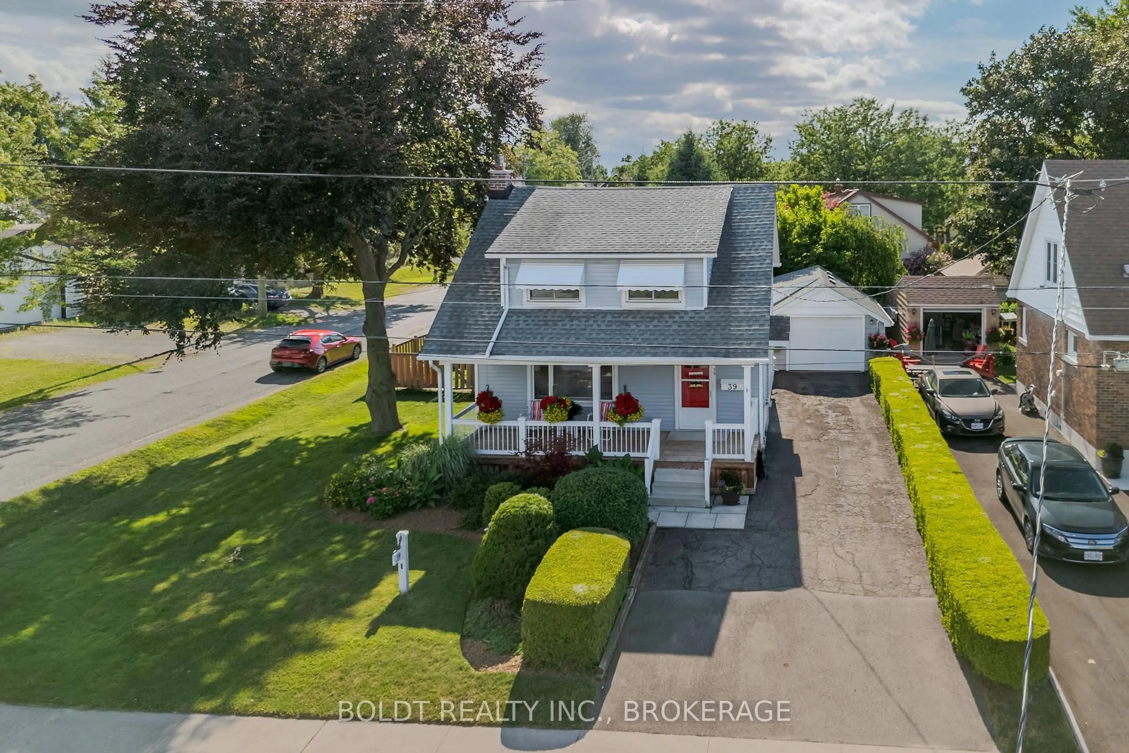 A pic from outside/outdoor area/front of a property/back of a property/a pic from drone, street for 39 Lorne St, St. Catharines Ontario L2P 3C5