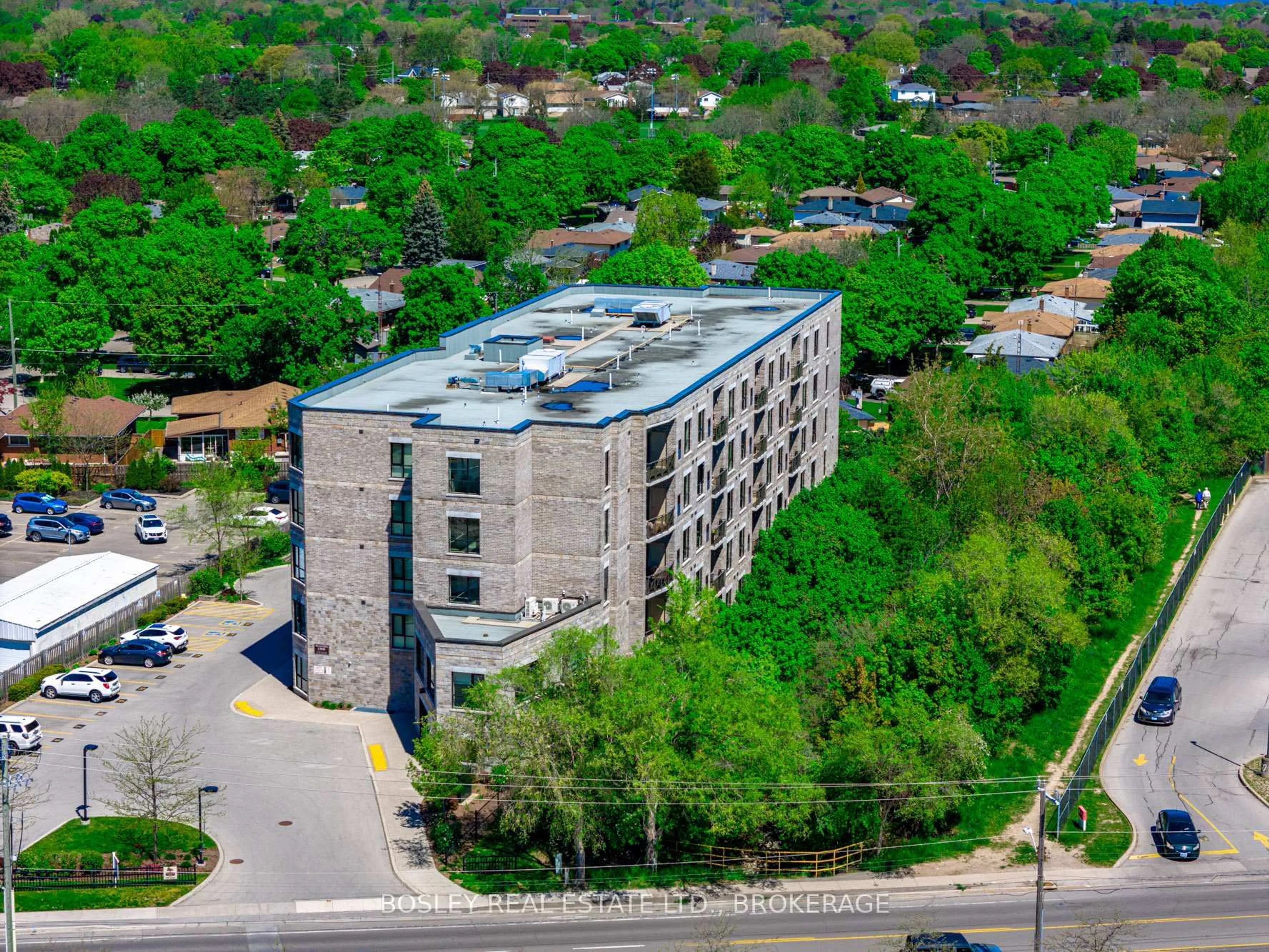 A pic from outside/outdoor area/front of a property/back of a property/a pic from drone, building for 379 Scott St #202, St. Catharines Ontario L2M 3W2