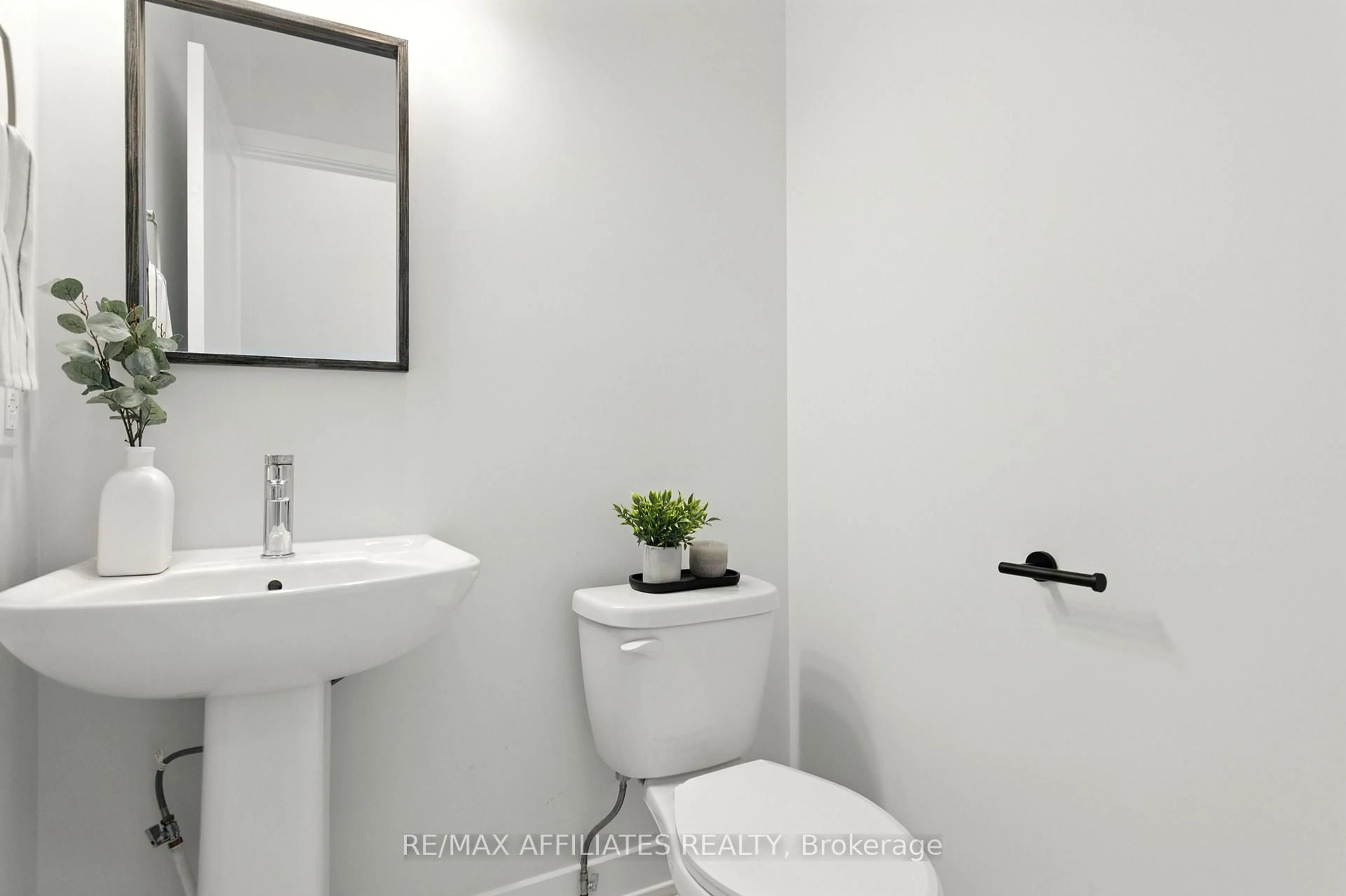 Standard bathroom, ceramic/tile floor for 142 Thomas St, Arnprior Ontario K7S 0J4