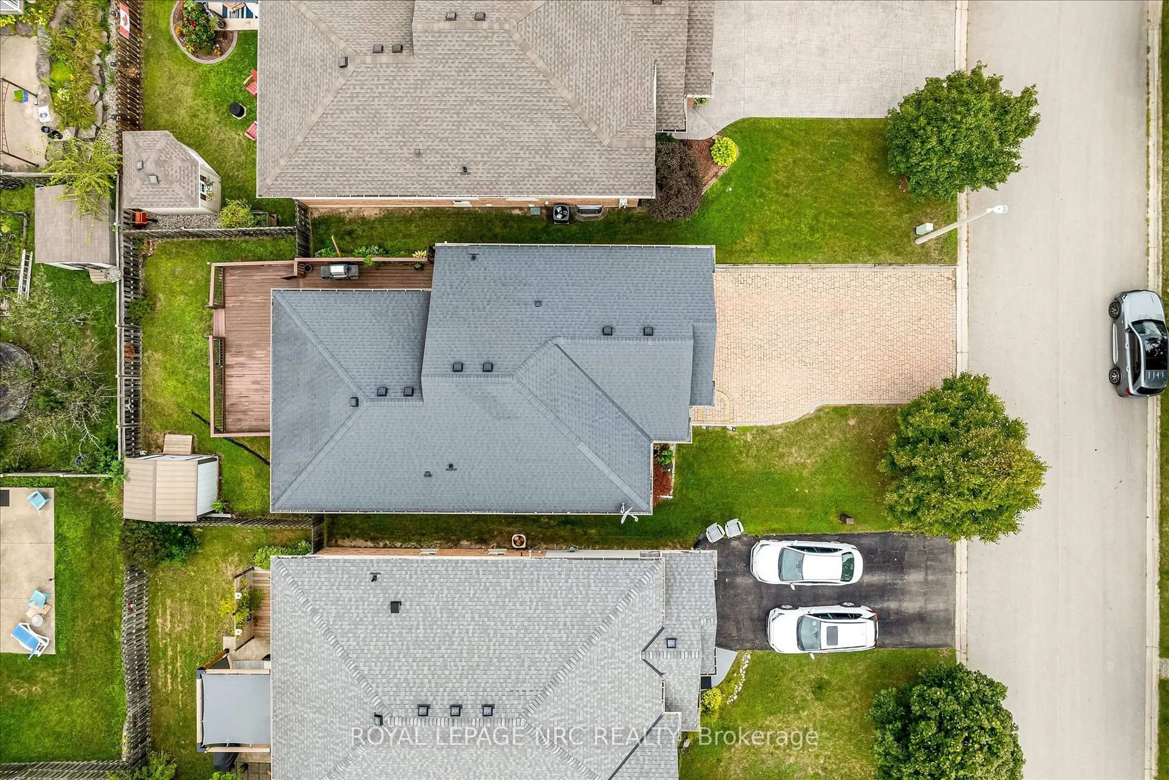 A pic from outside/outdoor area/front of a property/back of a property/a pic from drone, street for 333 Lea Cres, Welland Ontario L3C 7J8