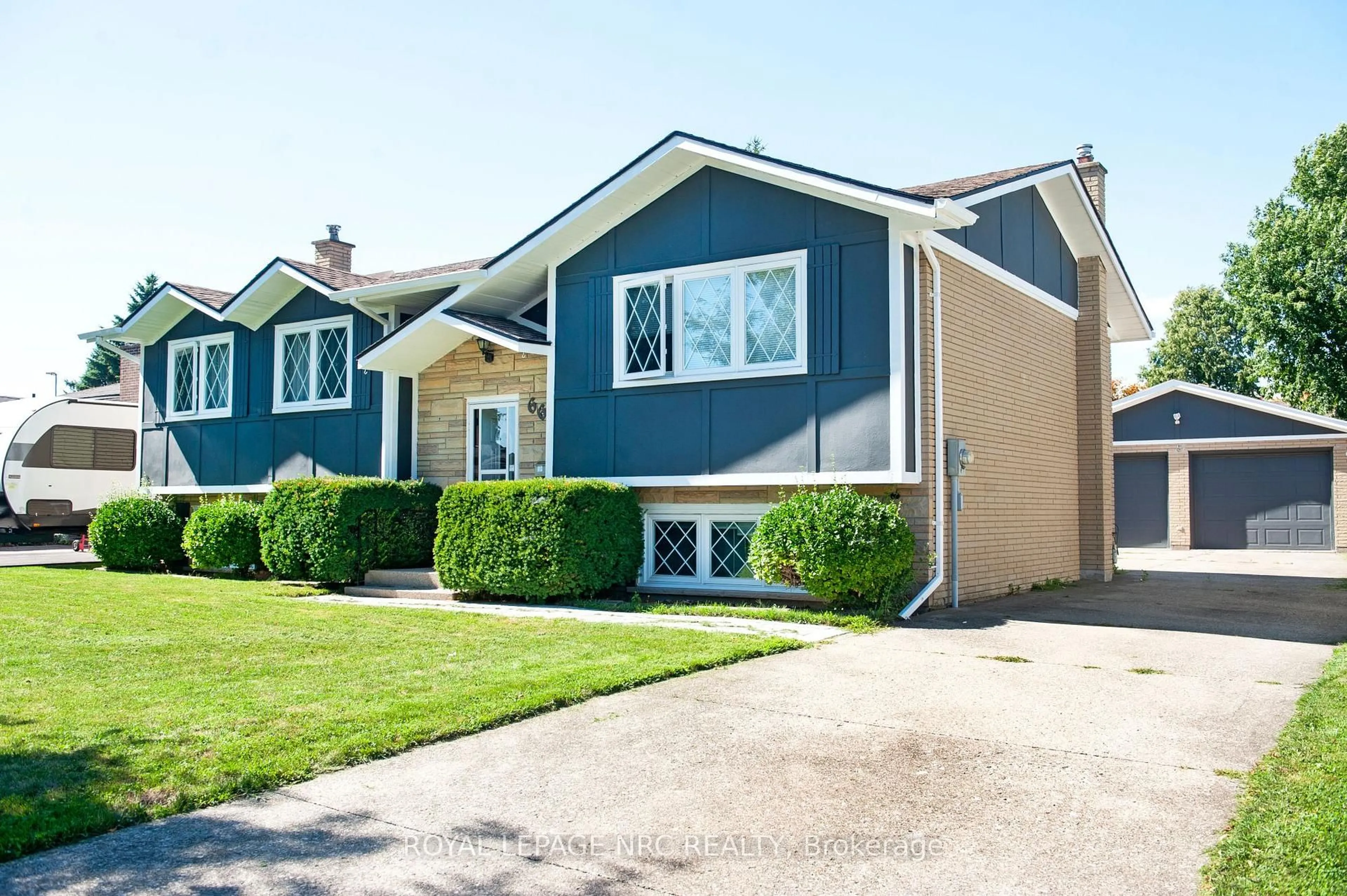 Home with vinyl exterior material, street for 66 Rolling Acres Dr, Welland Ontario L3C 3N3