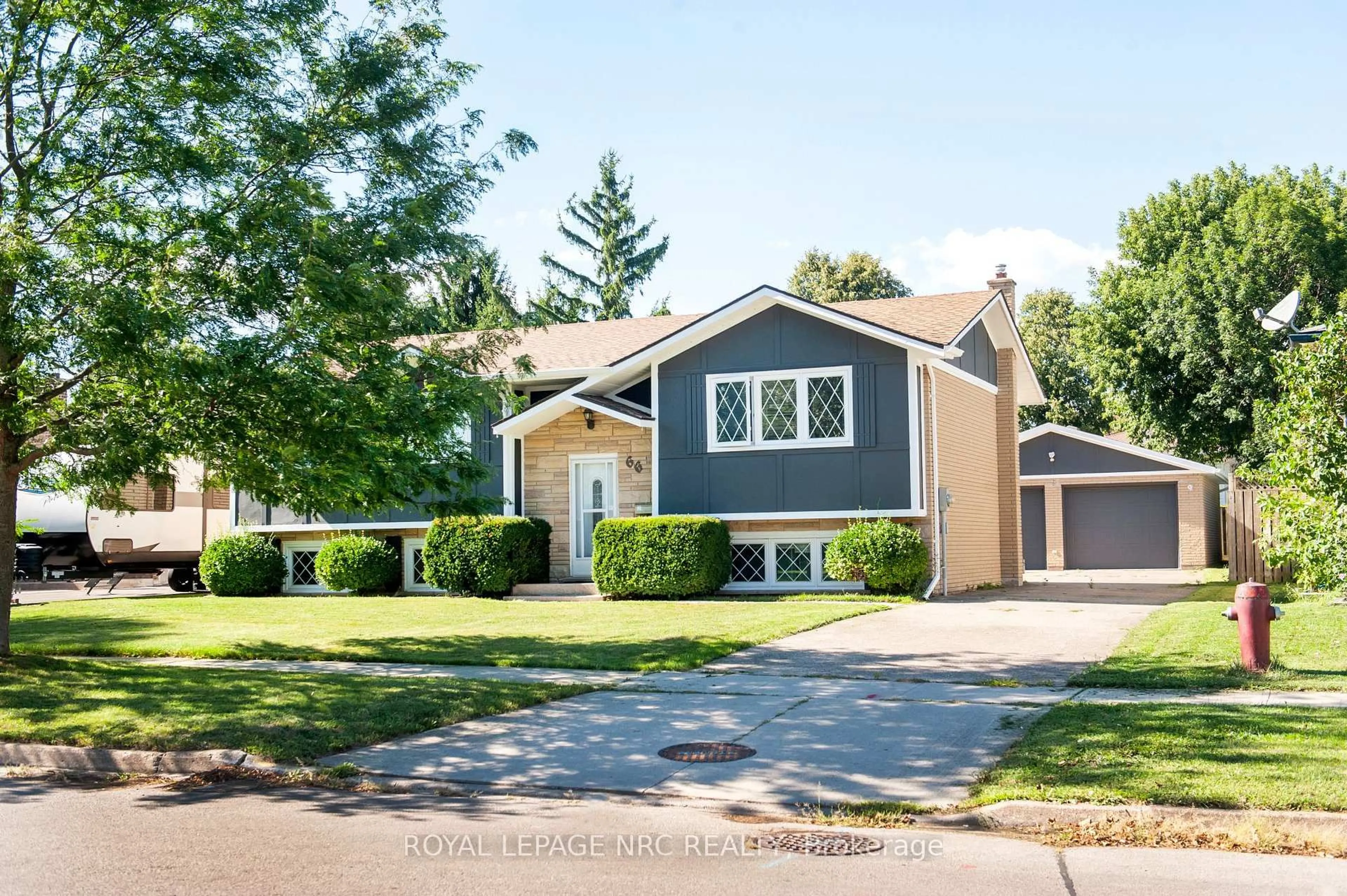 Home with vinyl exterior material, street for 66 Rolling Acres Dr, Welland Ontario L3C 3N3
