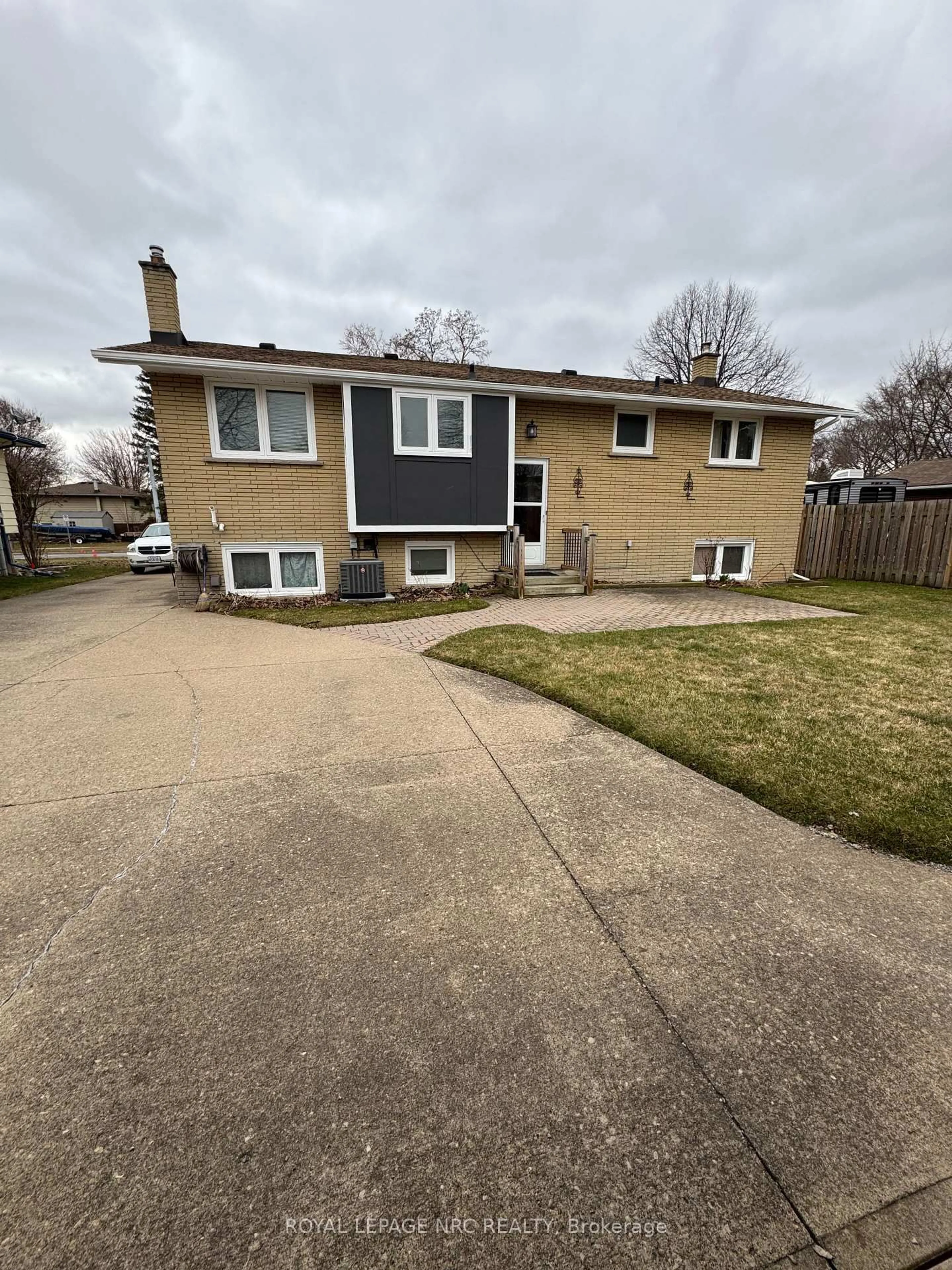 Home with vinyl exterior material, street for 66 Rolling Acres Dr, Welland Ontario L3C 3N3