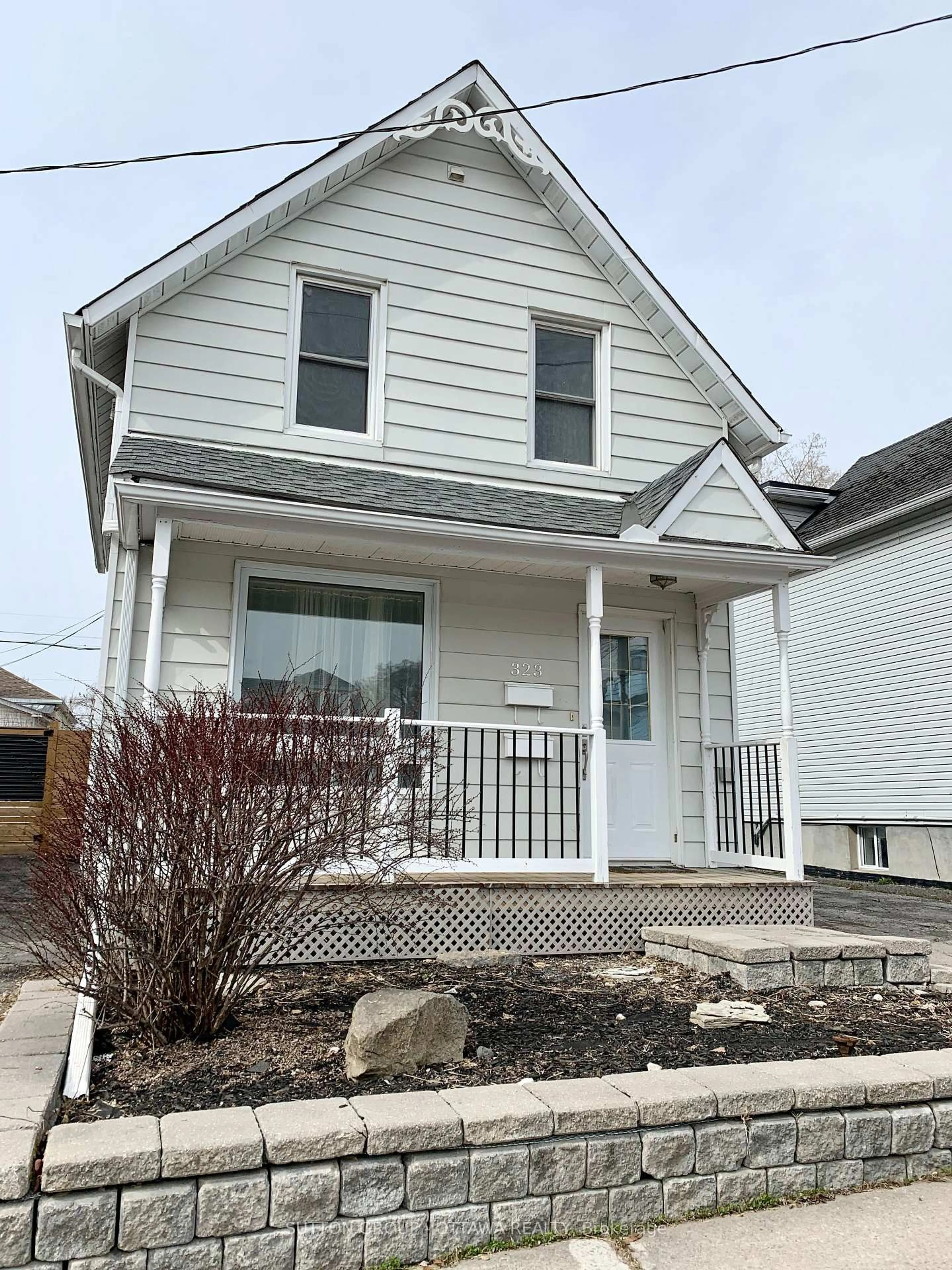 Home with vinyl exterior material, street for 323 MONTFORT St, Ottawa Ontario K1L 5N5