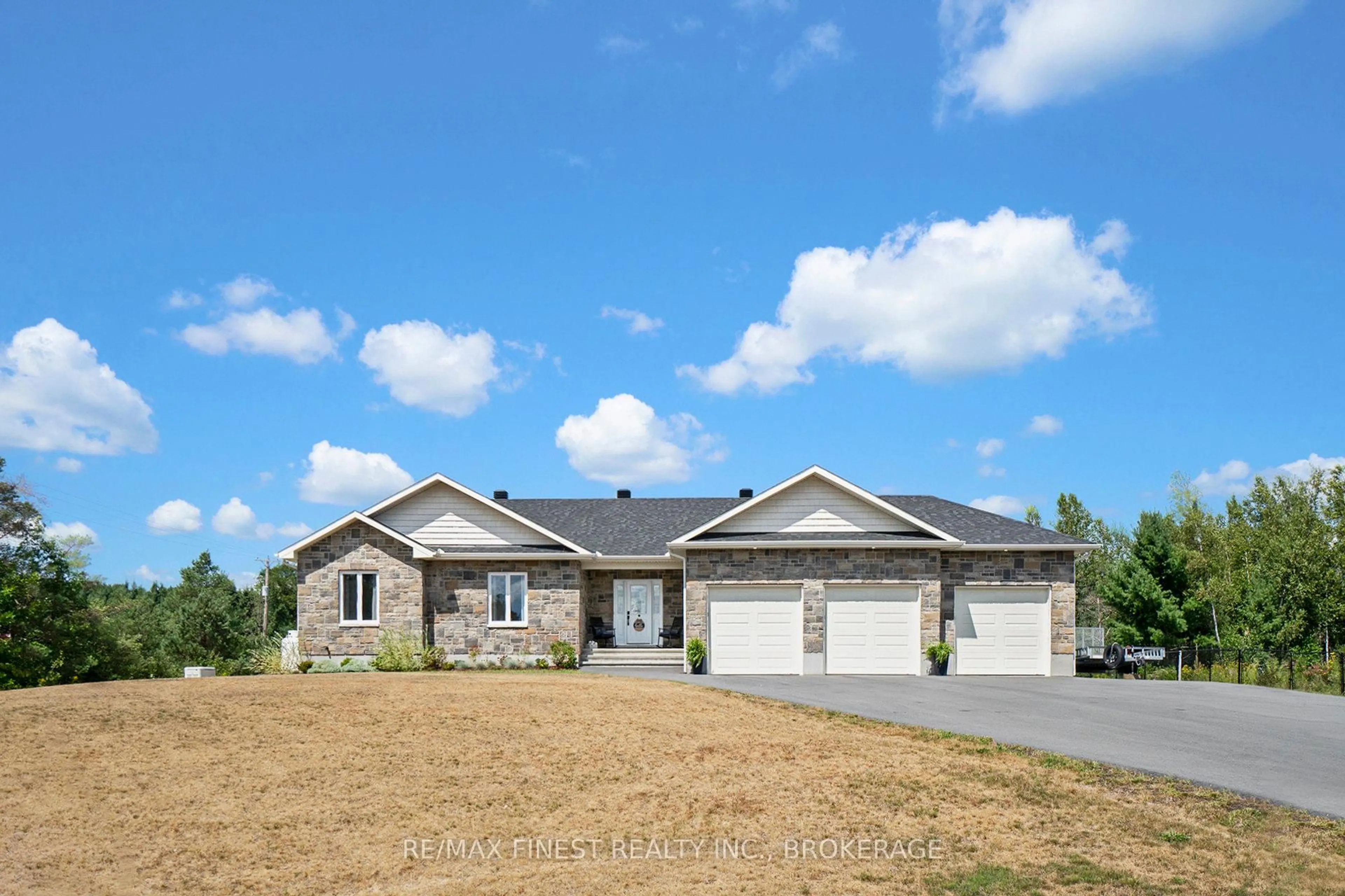Home with vinyl exterior material, building for 10541 Wylie Way, North Dundas Ontario K0E 1S0