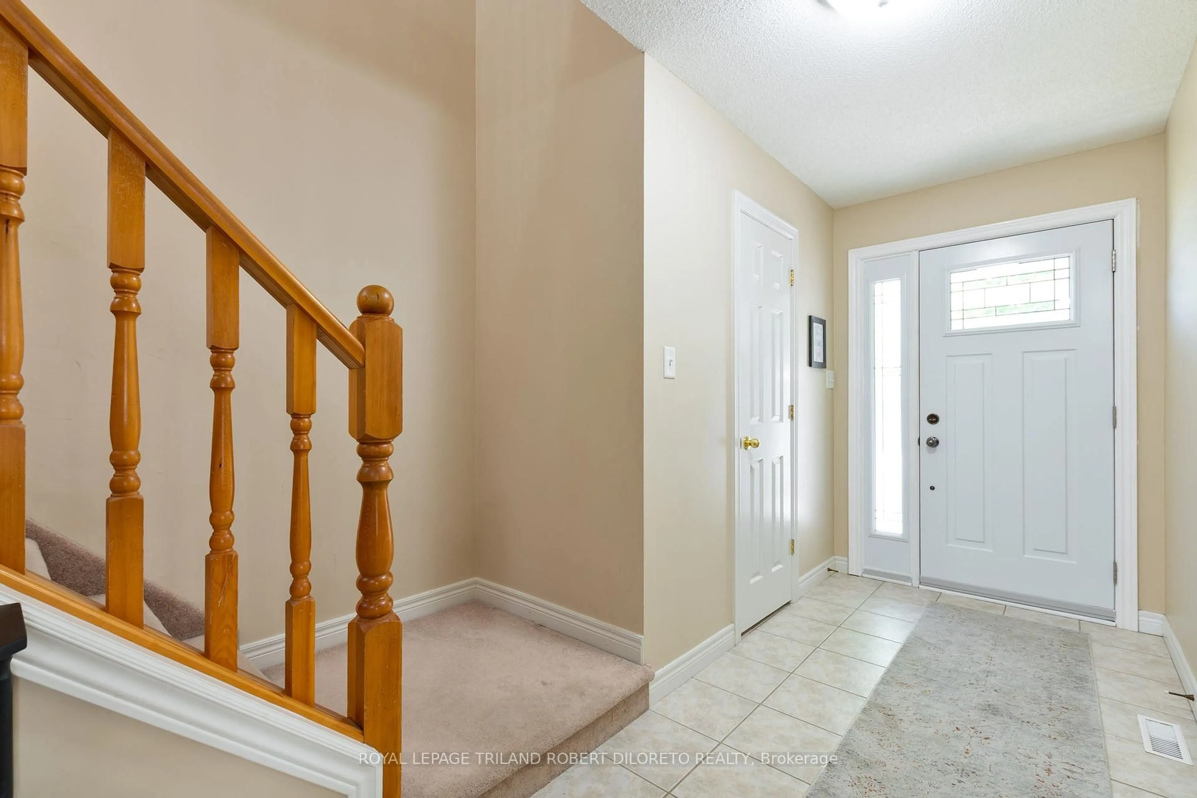 Indoor entryway for 2363 Meadowgate Blvd, London South Ontario N6M 1L7