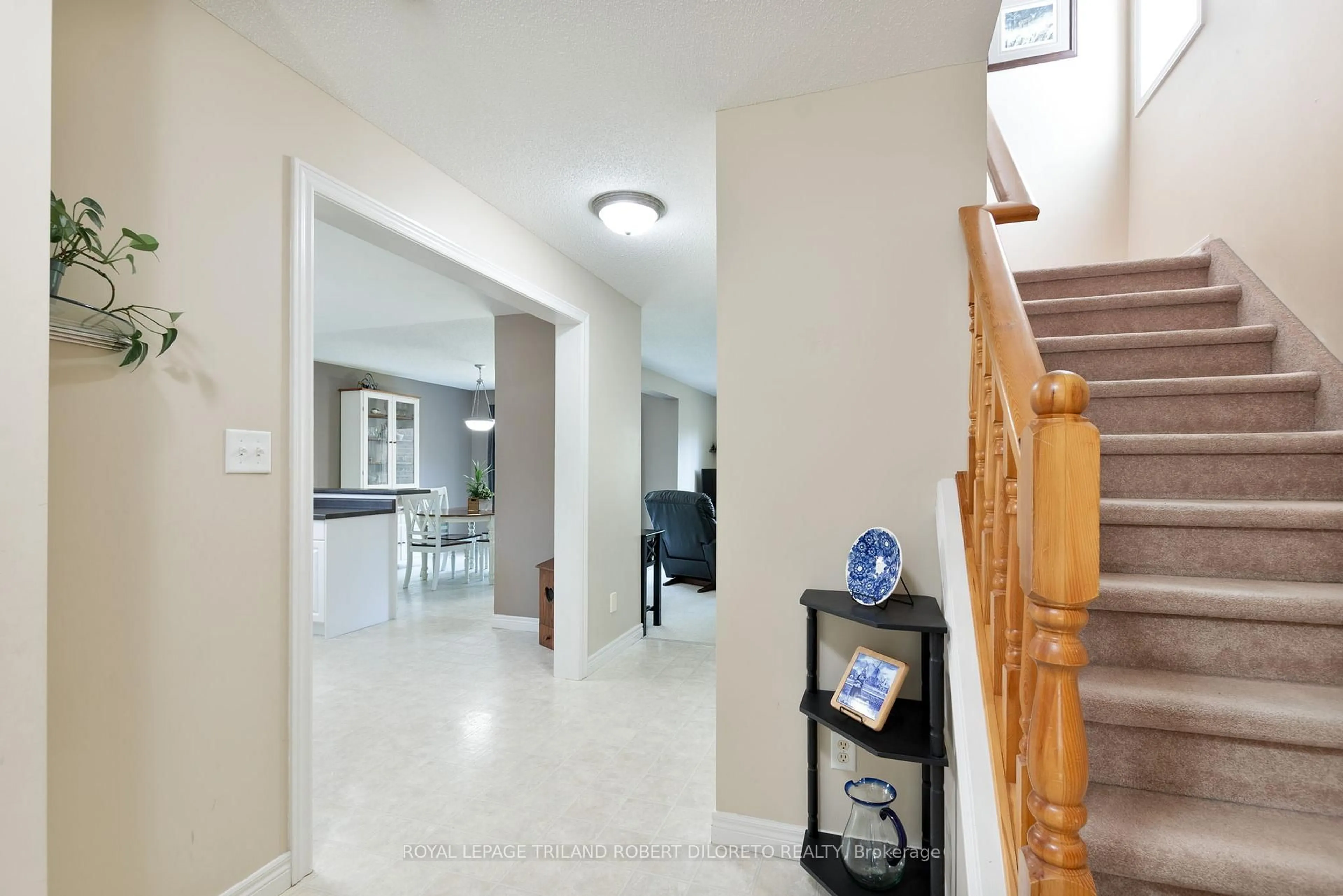 Indoor entryway for 2363 Meadowgate Blvd, London South Ontario N6M 1L7