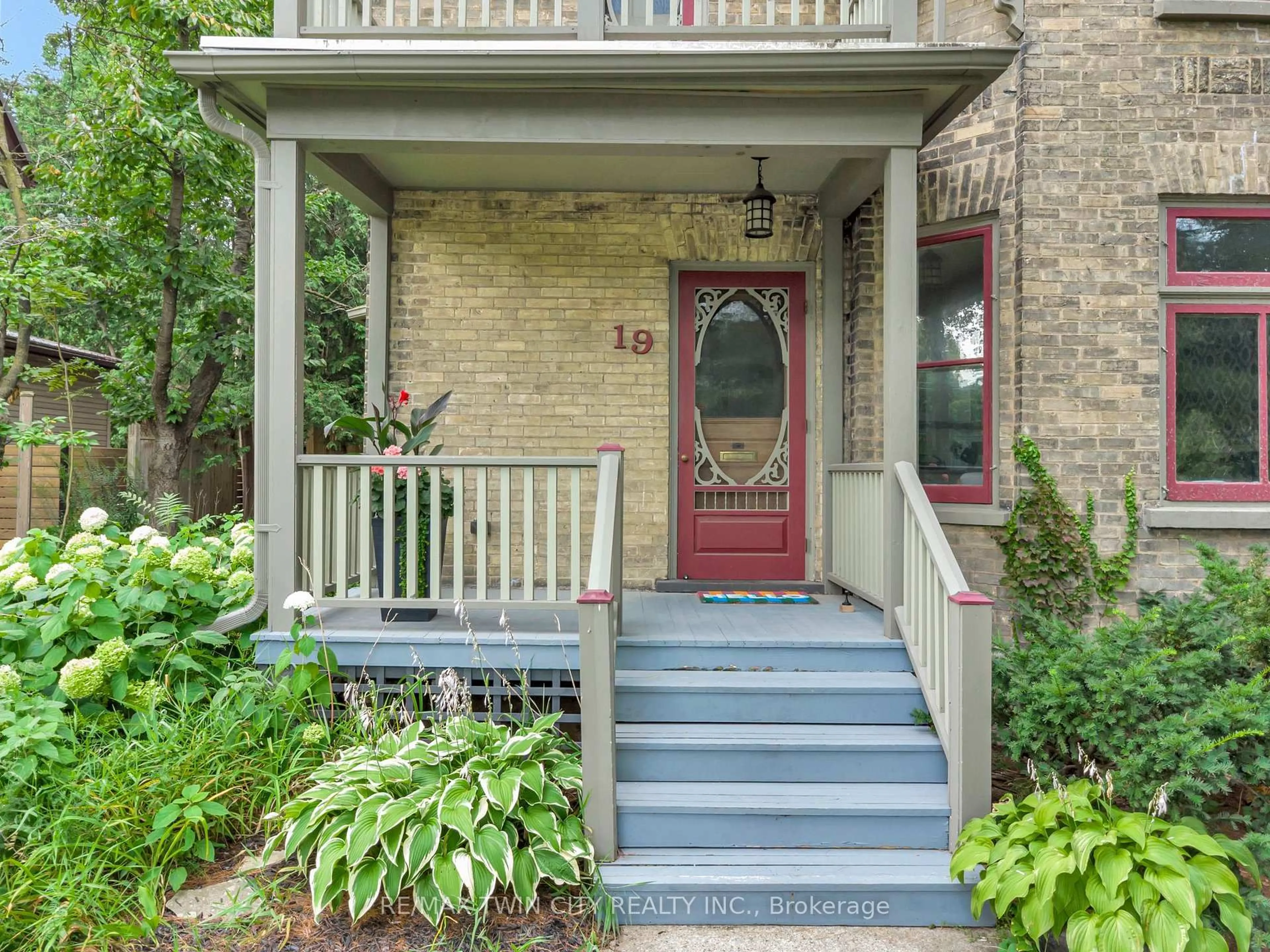 Indoor entryway for 19 Roland St, Kitchener Ontario N2G 1K5