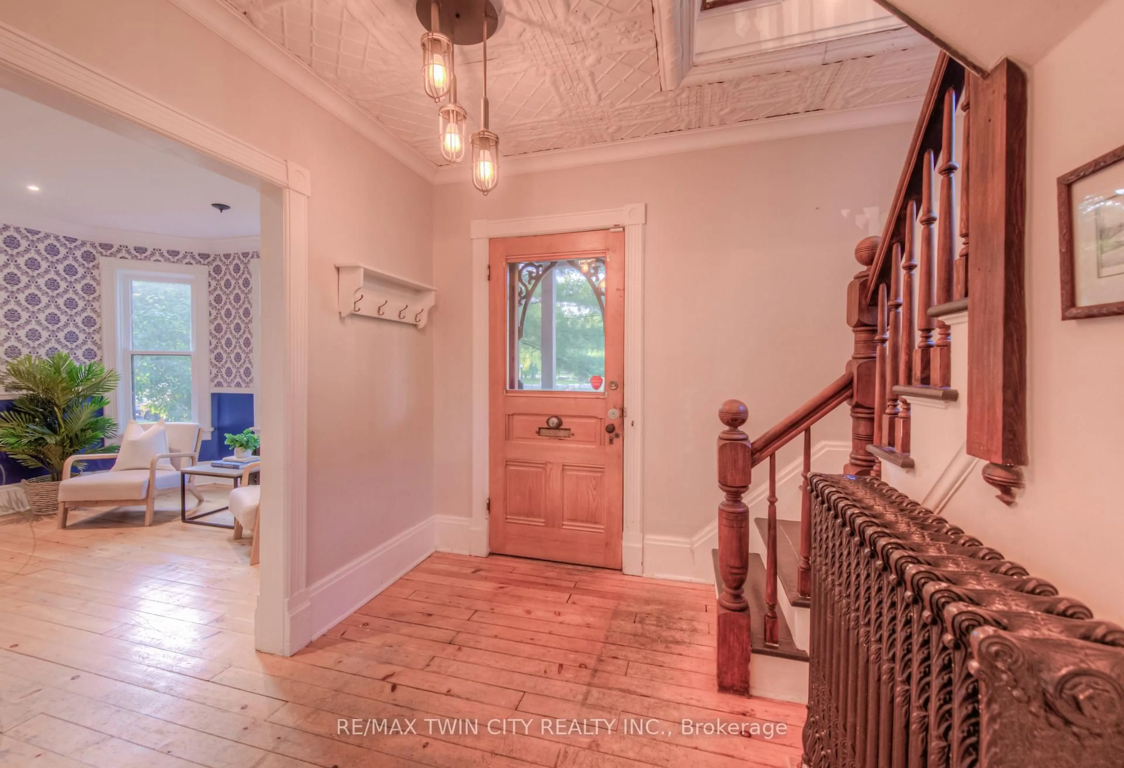 Indoor entryway for 19 Roland St, Kitchener Ontario N2G 1K5
