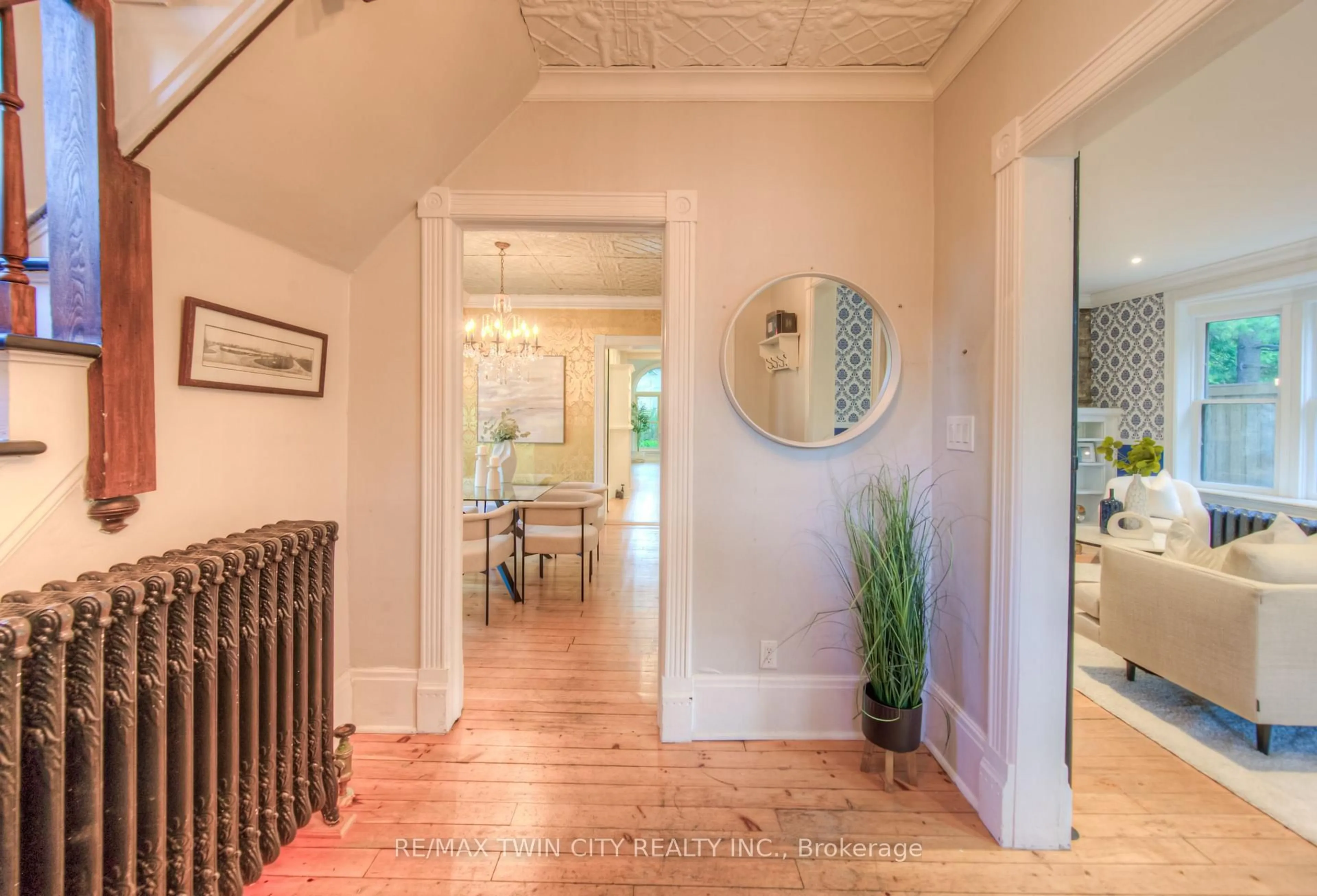 Indoor entryway for 19 Roland St, Kitchener Ontario N2G 1K5