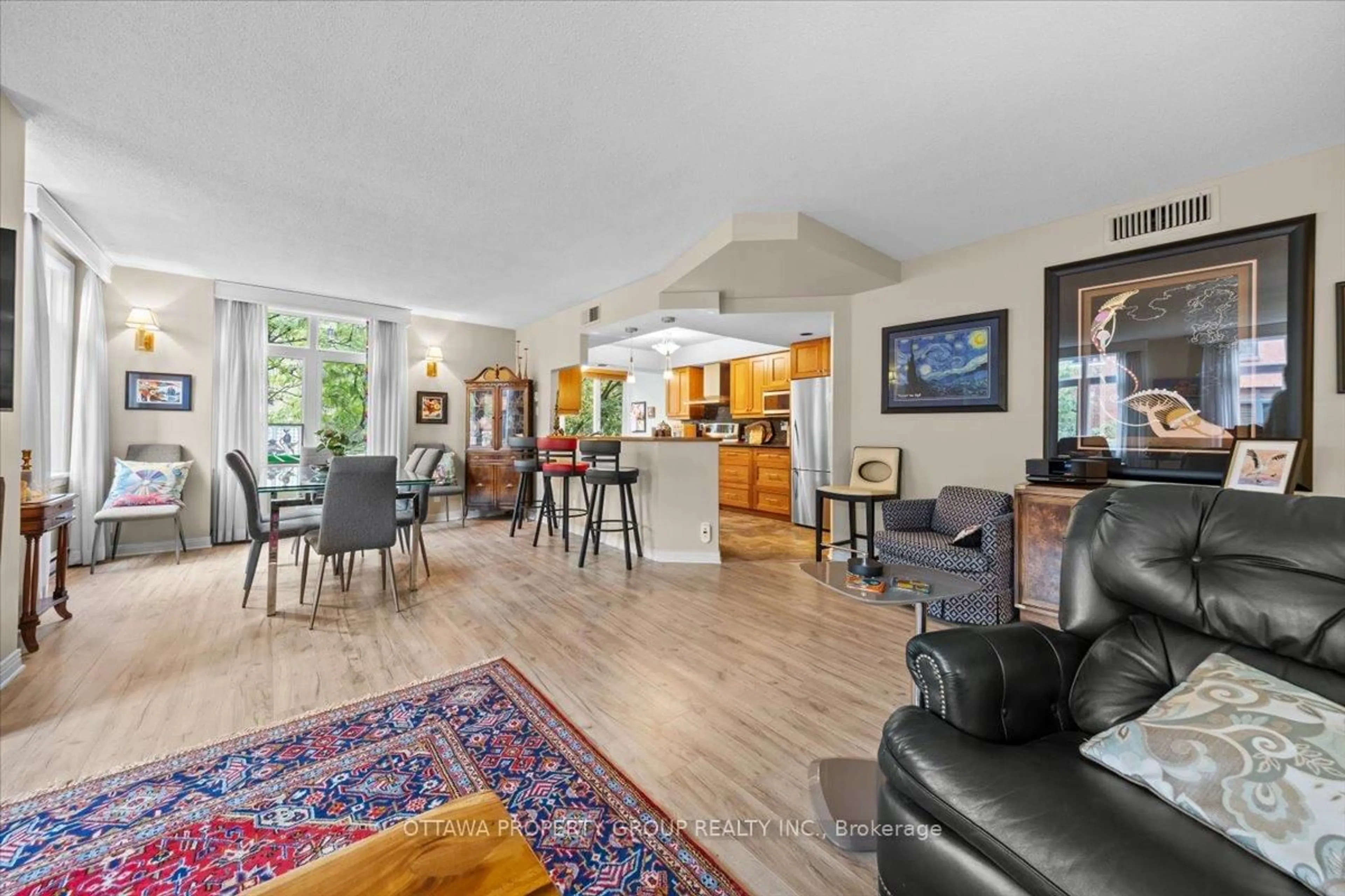 Unknown for 215 Somerset St #402, Ottawa Ontario K2P 0J1