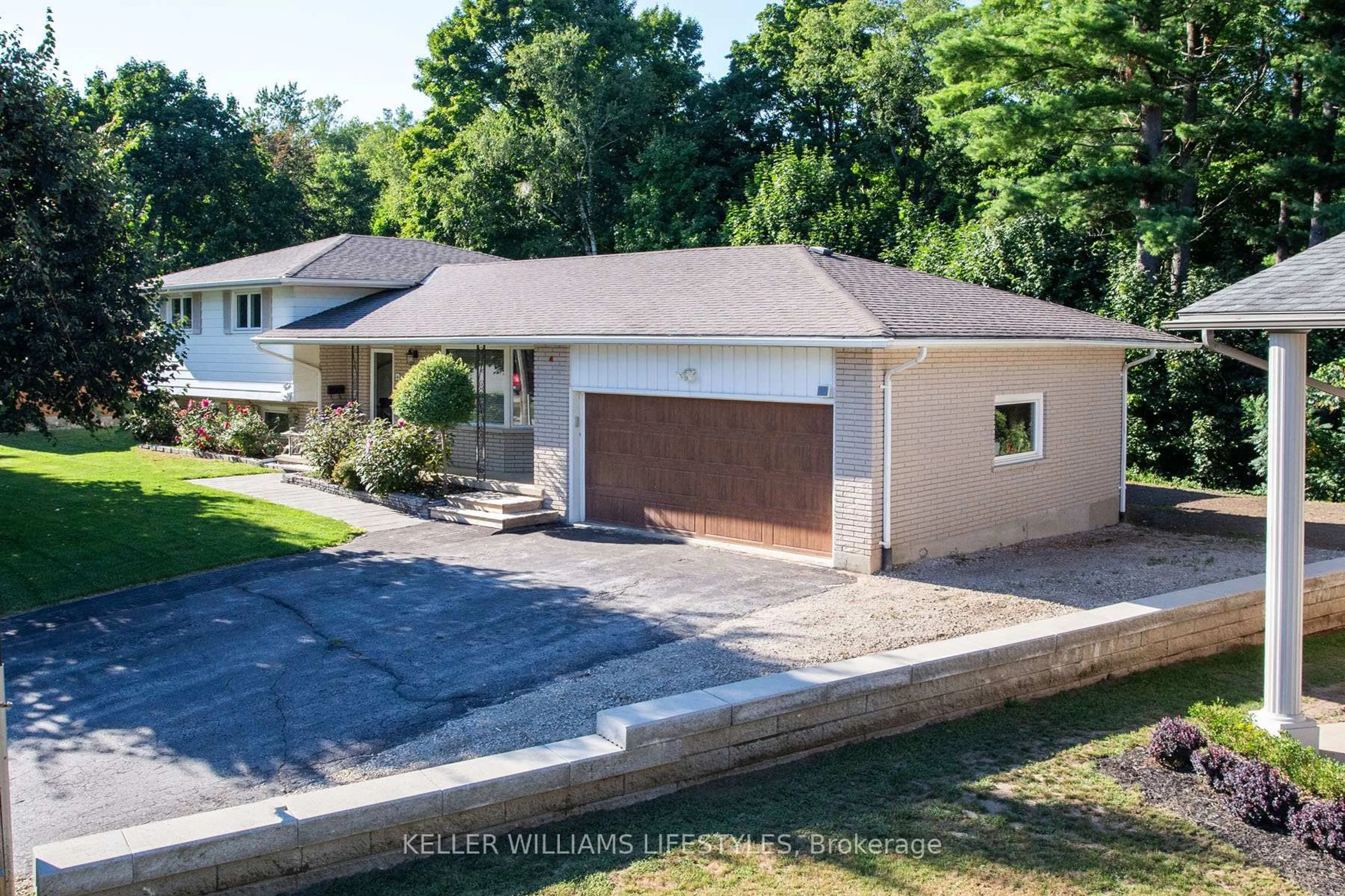 A pic from outside/outdoor area/front of a property/back of a property/a pic from drone, street for 4 Burdock Crt, Tillsonburg Ontario N4G 2P8