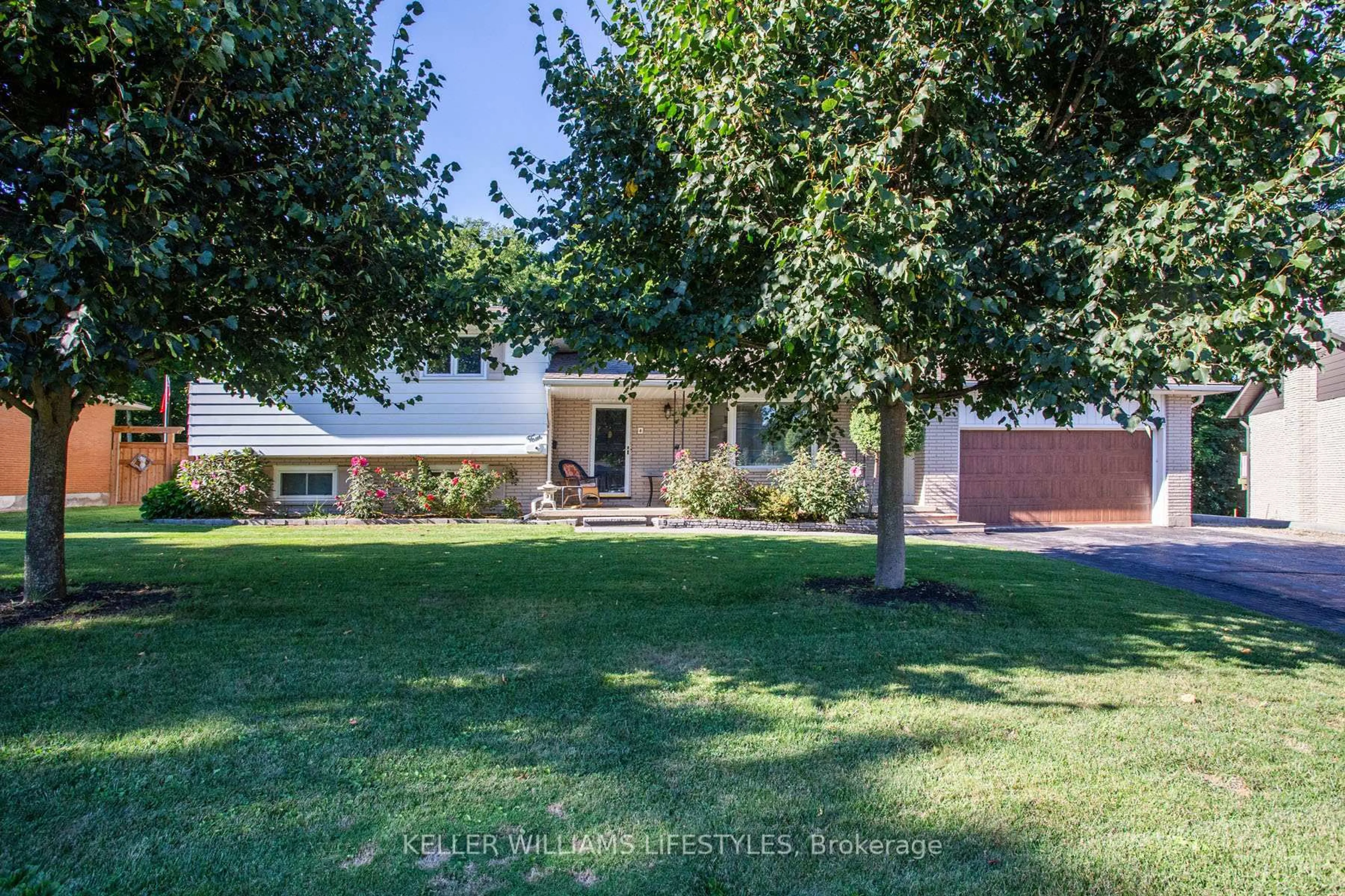 A pic from outside/outdoor area/front of a property/back of a property/a pic from drone, street for 4 Burdock Crt, Tillsonburg Ontario N4G 2P8