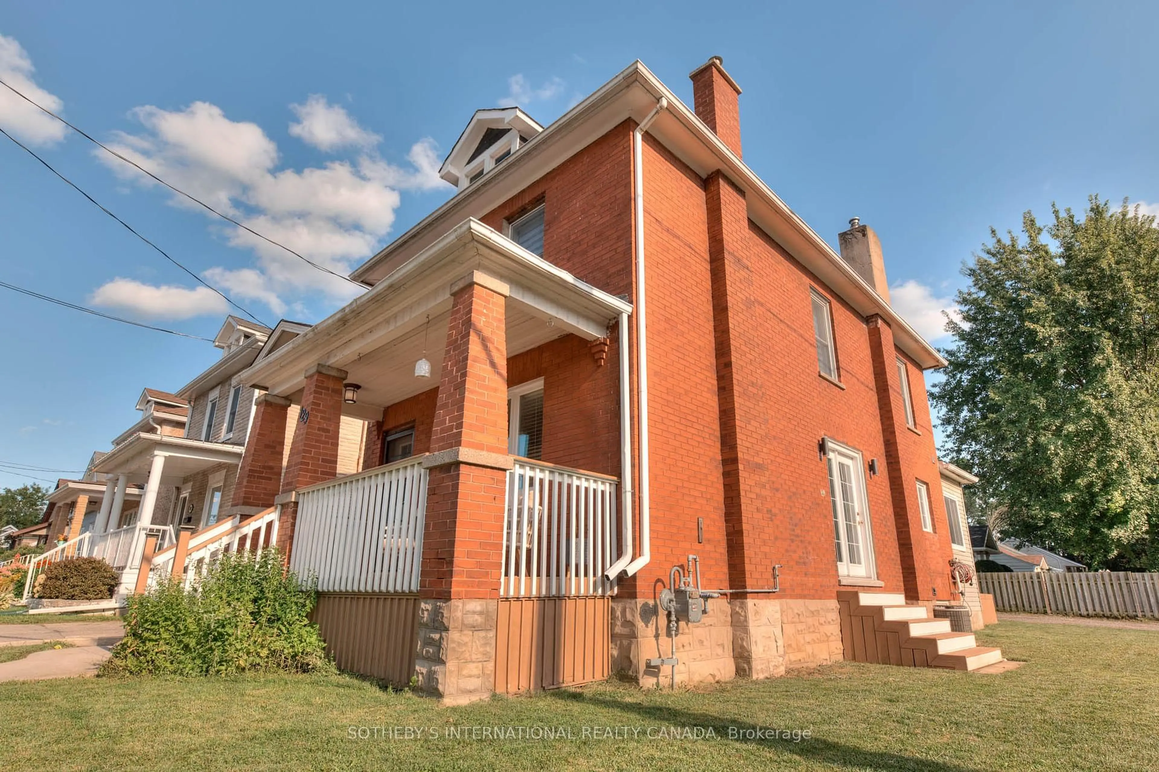 Home with brick exterior material, building for 129 Elliott St, Cambridge Ontario N1R 2K1