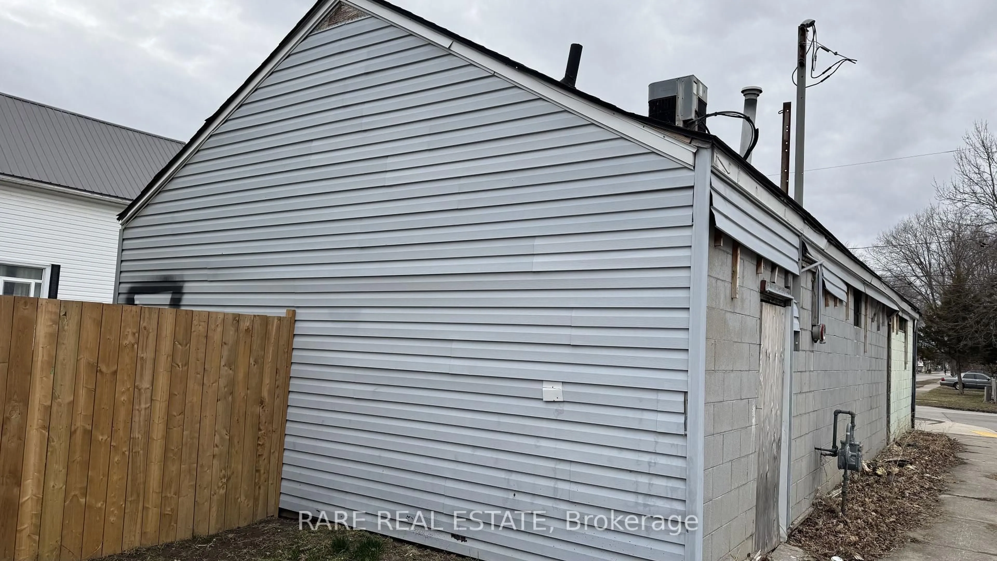 Shed for 280 Park St, Chatham-Kent Ontario N7M 3S3