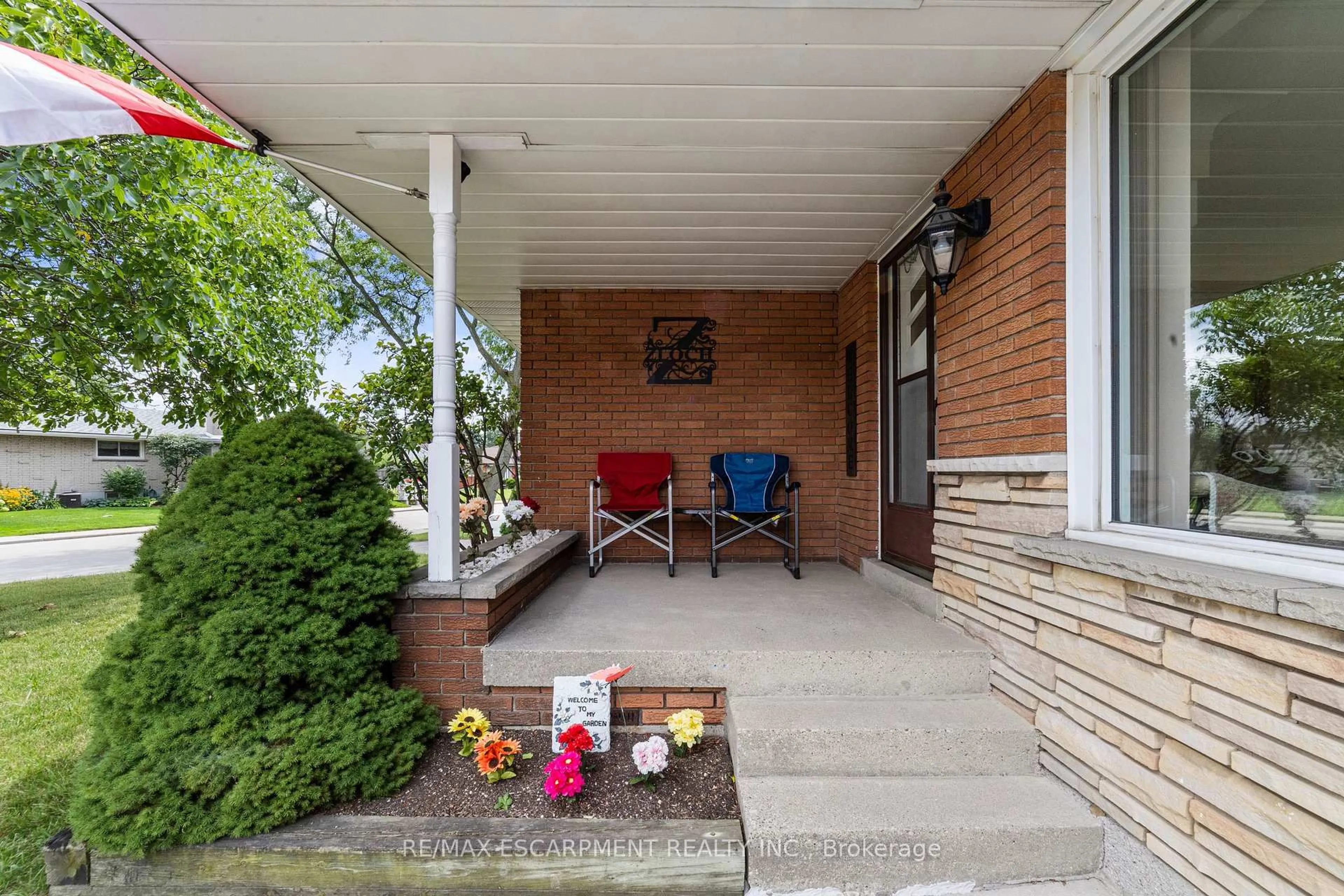 Patio, street for 46 BLUEBIRD Ave, Hamilton Ontario L9A 3W5