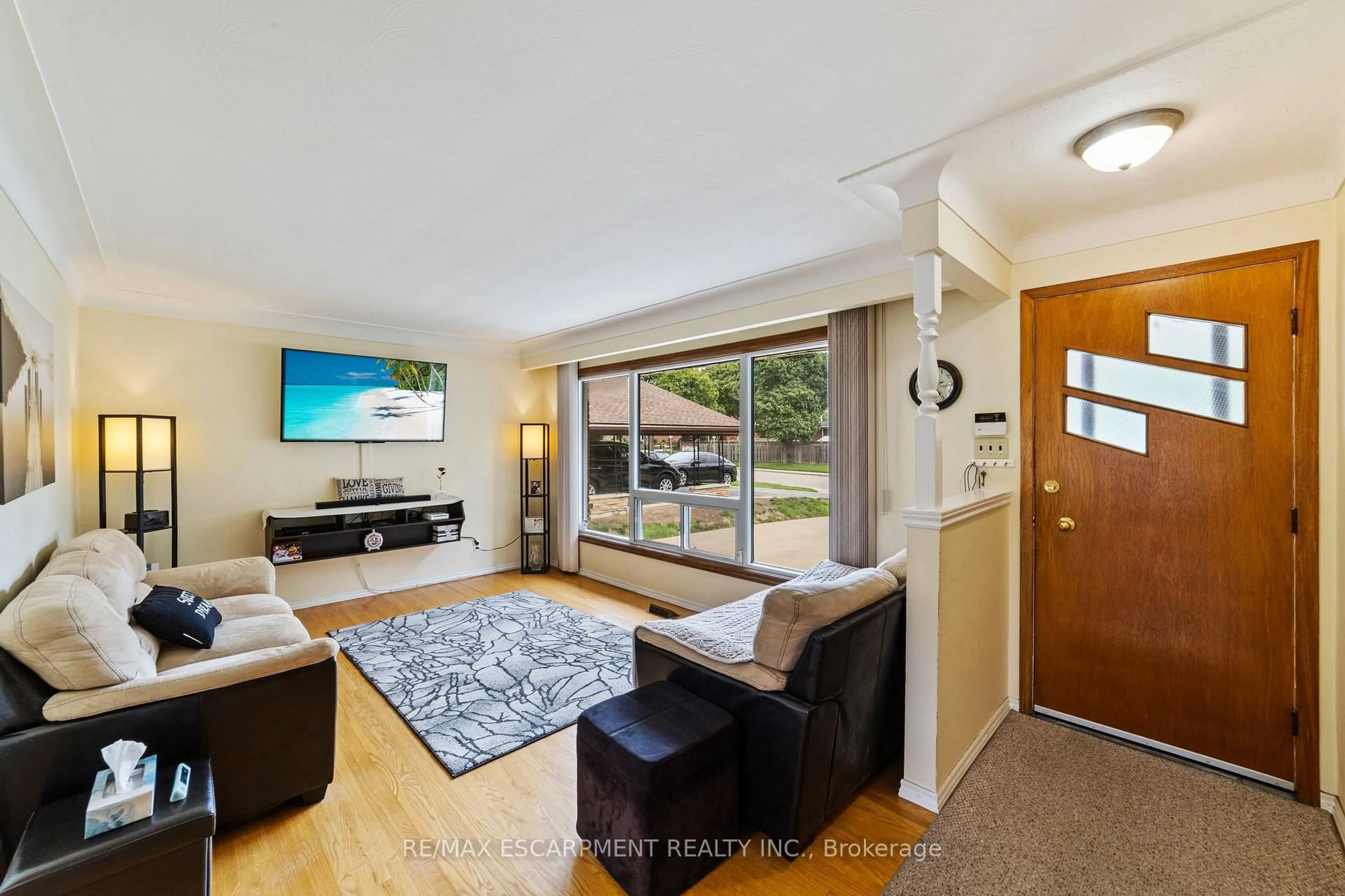 Living room with furniture, unknown for 46 BLUEBIRD Ave, Hamilton Ontario L9A 3W5