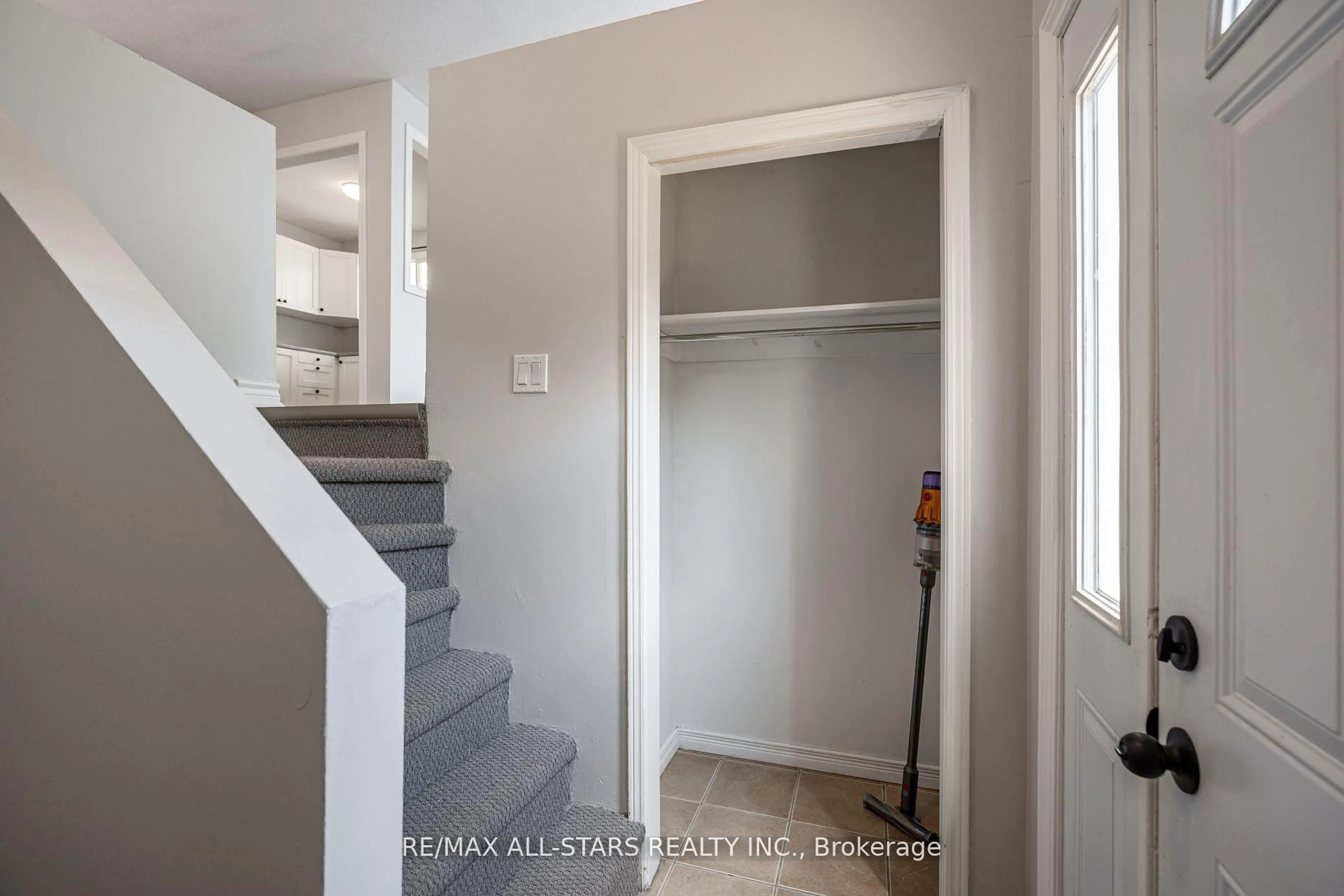 Indoor entryway for 755 Mountain Ash Rd, Peterborough South Ontario K9J 8K1