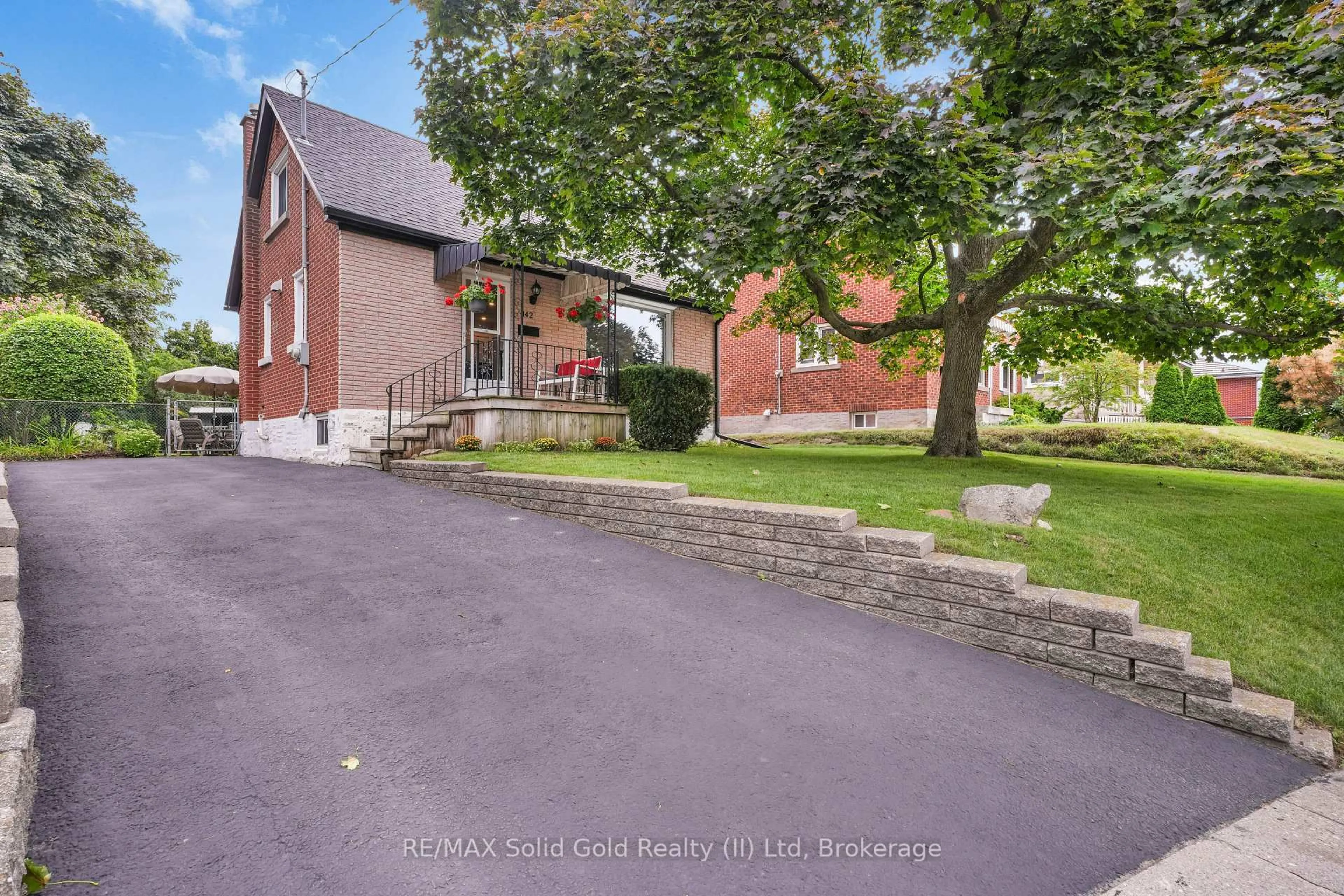 A pic from outside/outdoor area/front of a property/back of a property/a pic from drone, street for 142 Lancaster St, Kitchener Ontario N2H 4T6