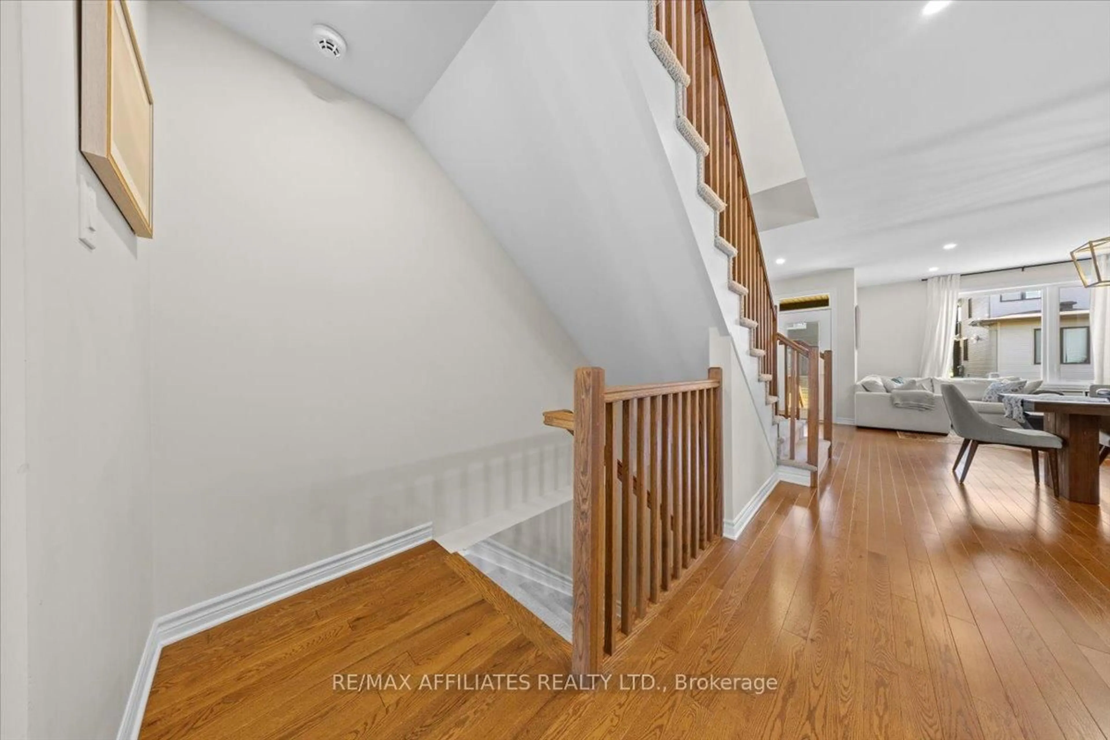 Stairs for 784 Miikana Rd, Ottawa Ontario K1X 0G5
