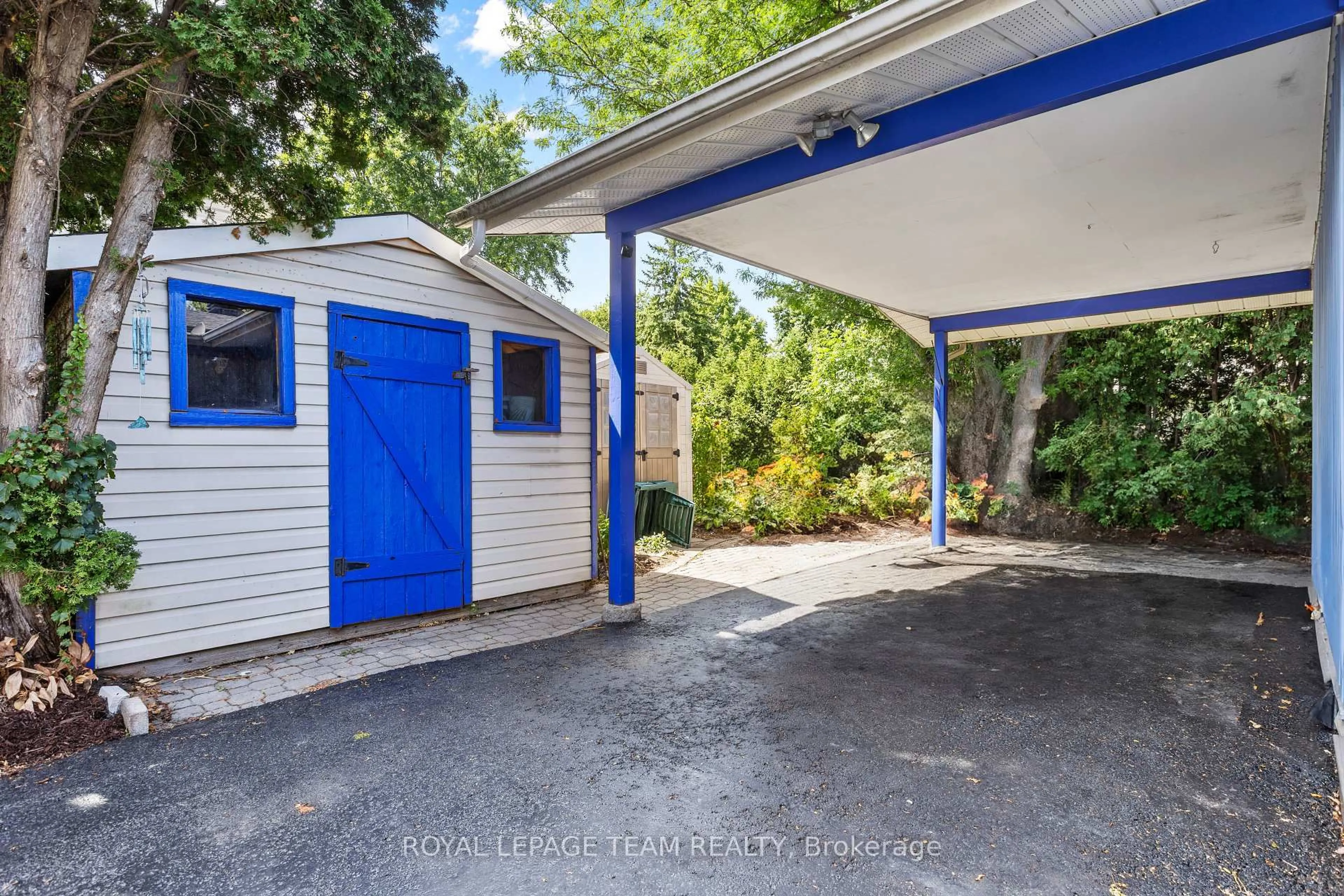 Indoor garage for 153 David Dr, Ottawa Ontario K2G 2N6