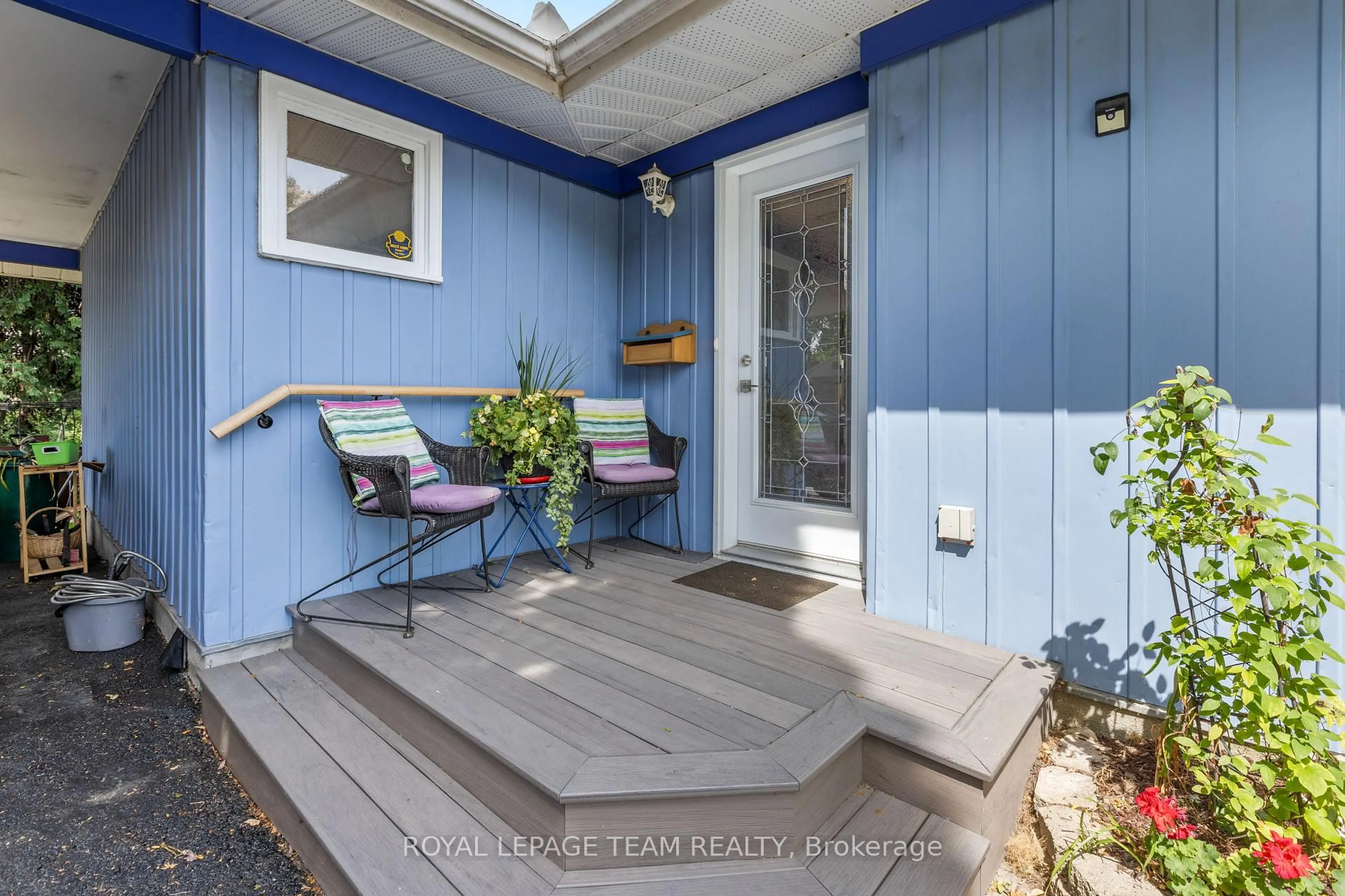 Indoor entryway for 153 David Dr, Ottawa Ontario K2G 2N6