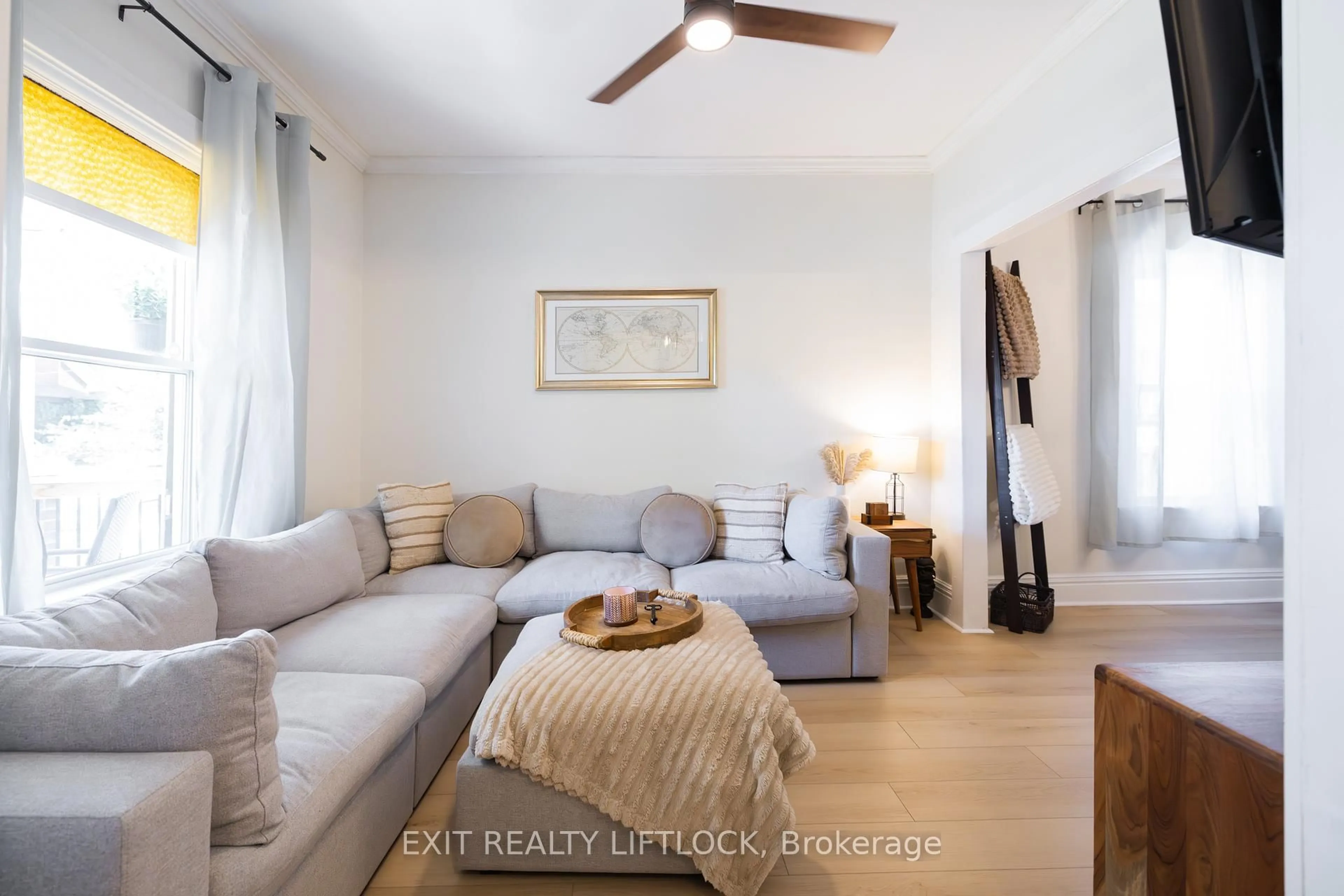 Living room with furniture, unknown for 132 Maude St, Peterborough Central Ontario K9J 3A2
